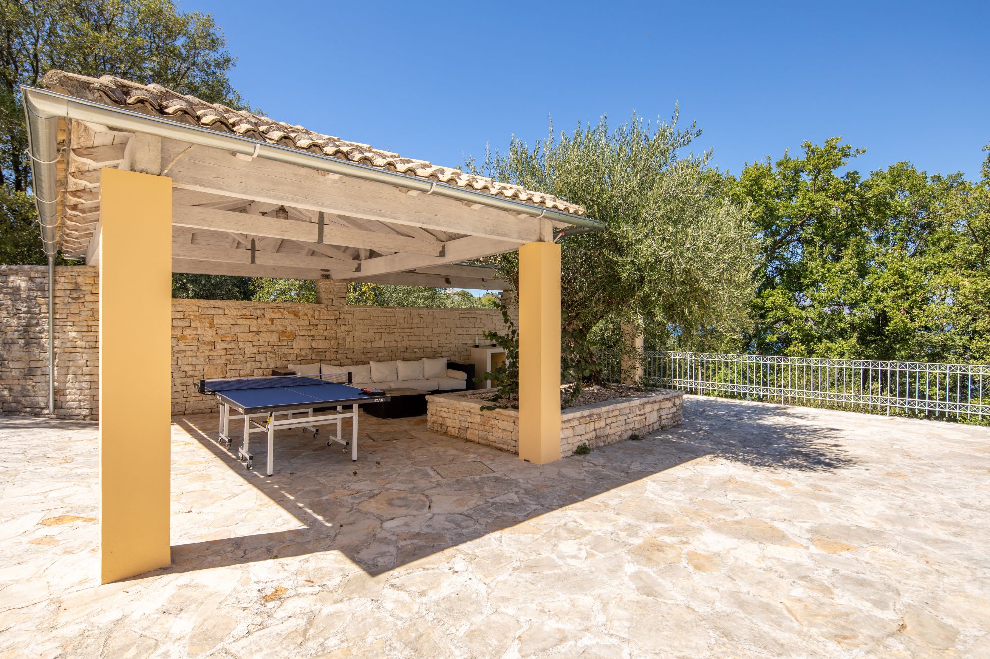 Covered terrace with table tennis at Villa Anthi