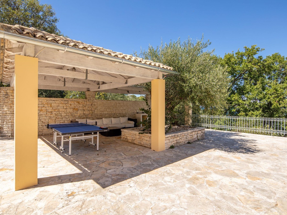 Covered terrace with table tennis at Villa Anthi
