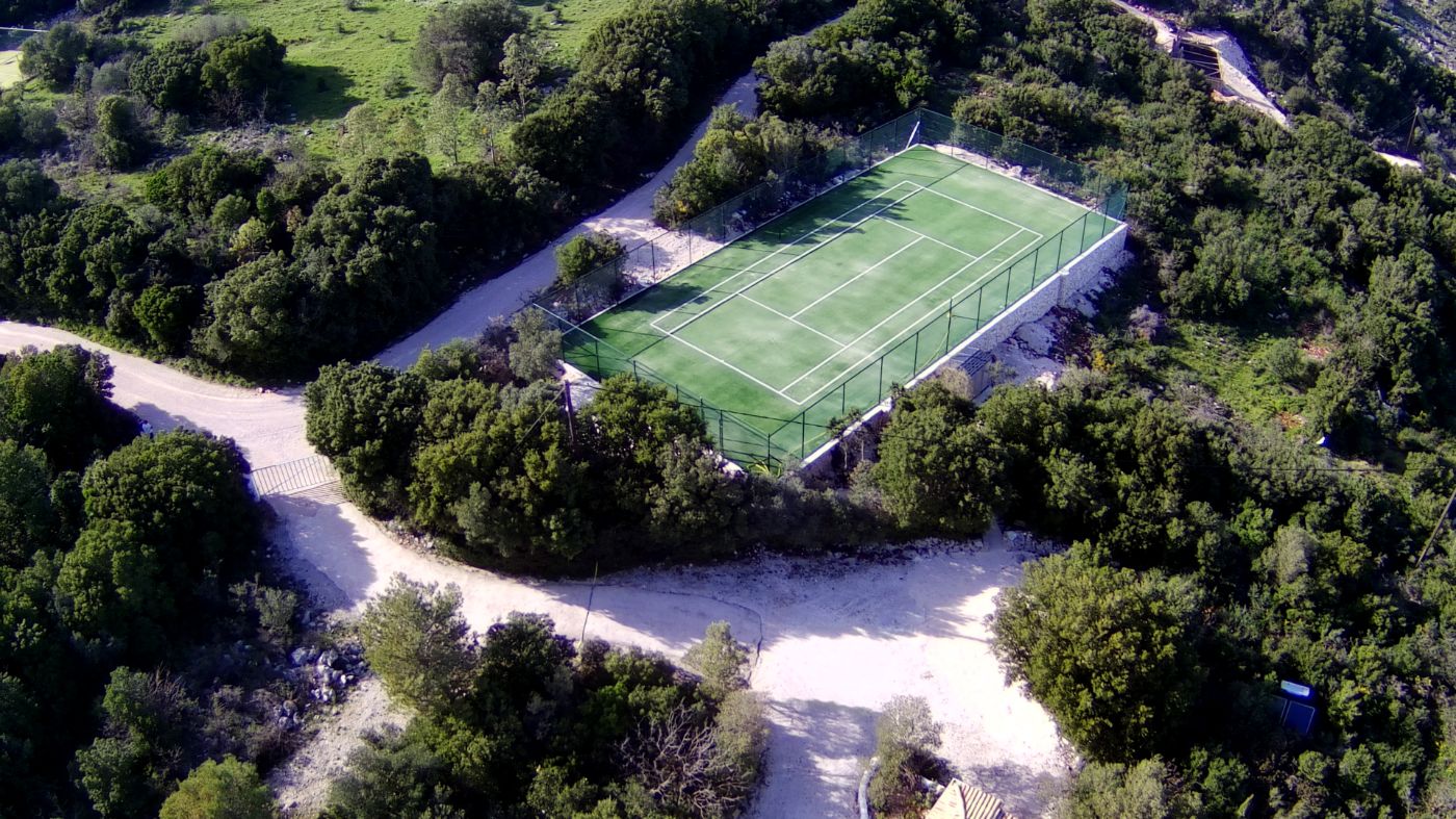Tennis court at Villa Ariane