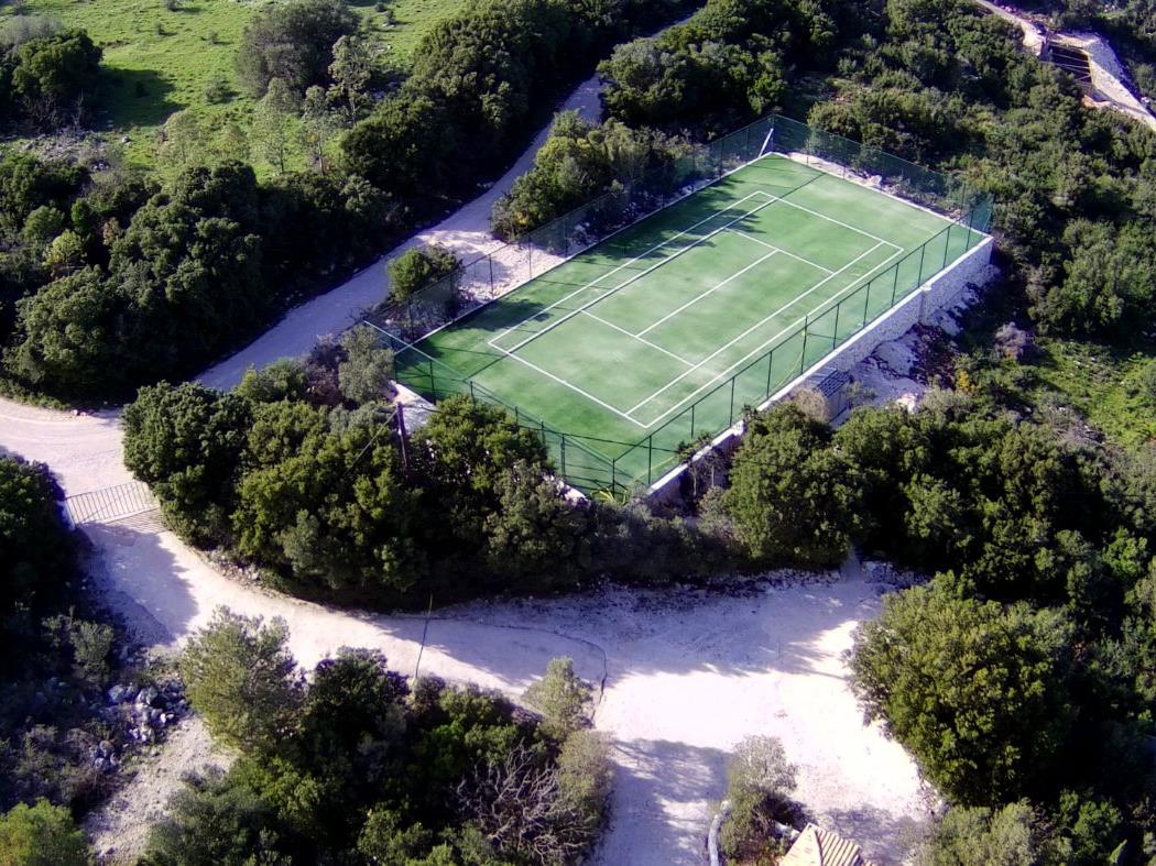 Tennis court at Villa Ariane