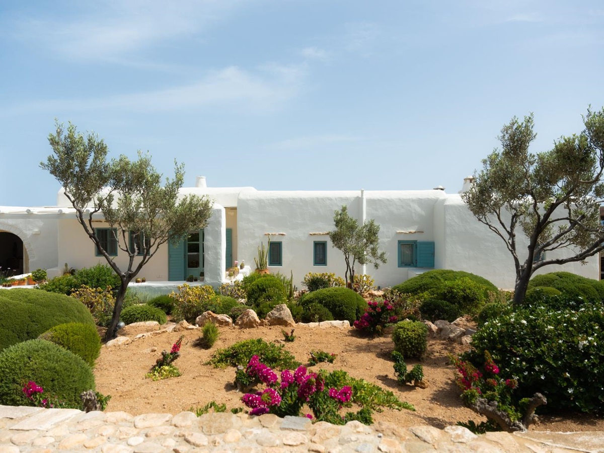 Garden and exterior view at Villa Asteria, Paros