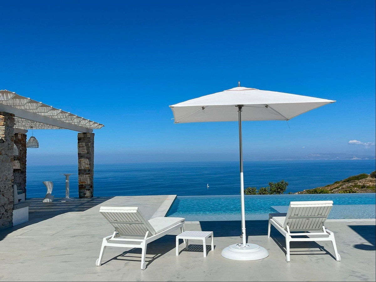 Pool with seating at Villa Eleonas, Sifnos