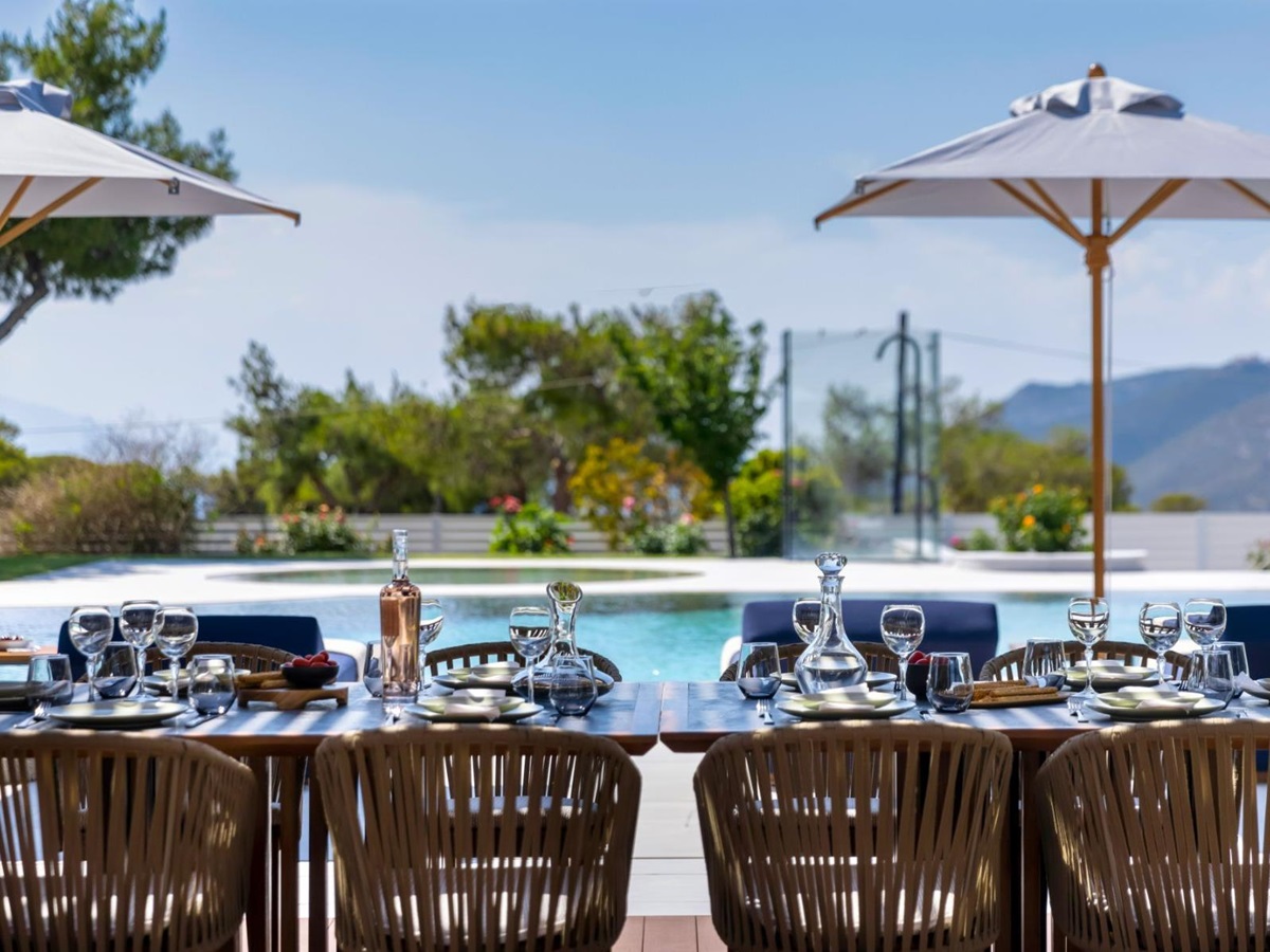 Pool with dining table at Villa Elysian