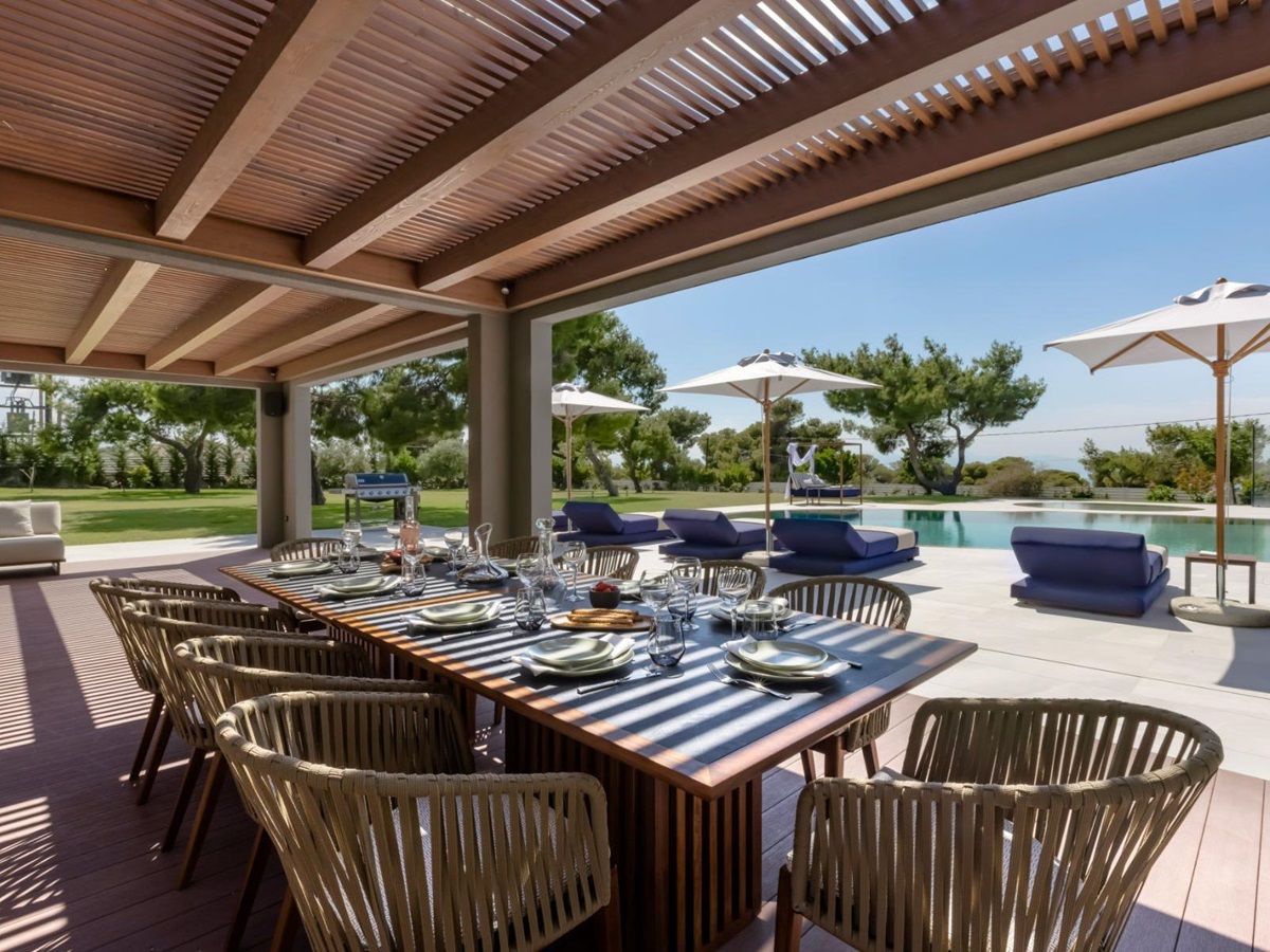 Covered dining terrace at Villa Elysian