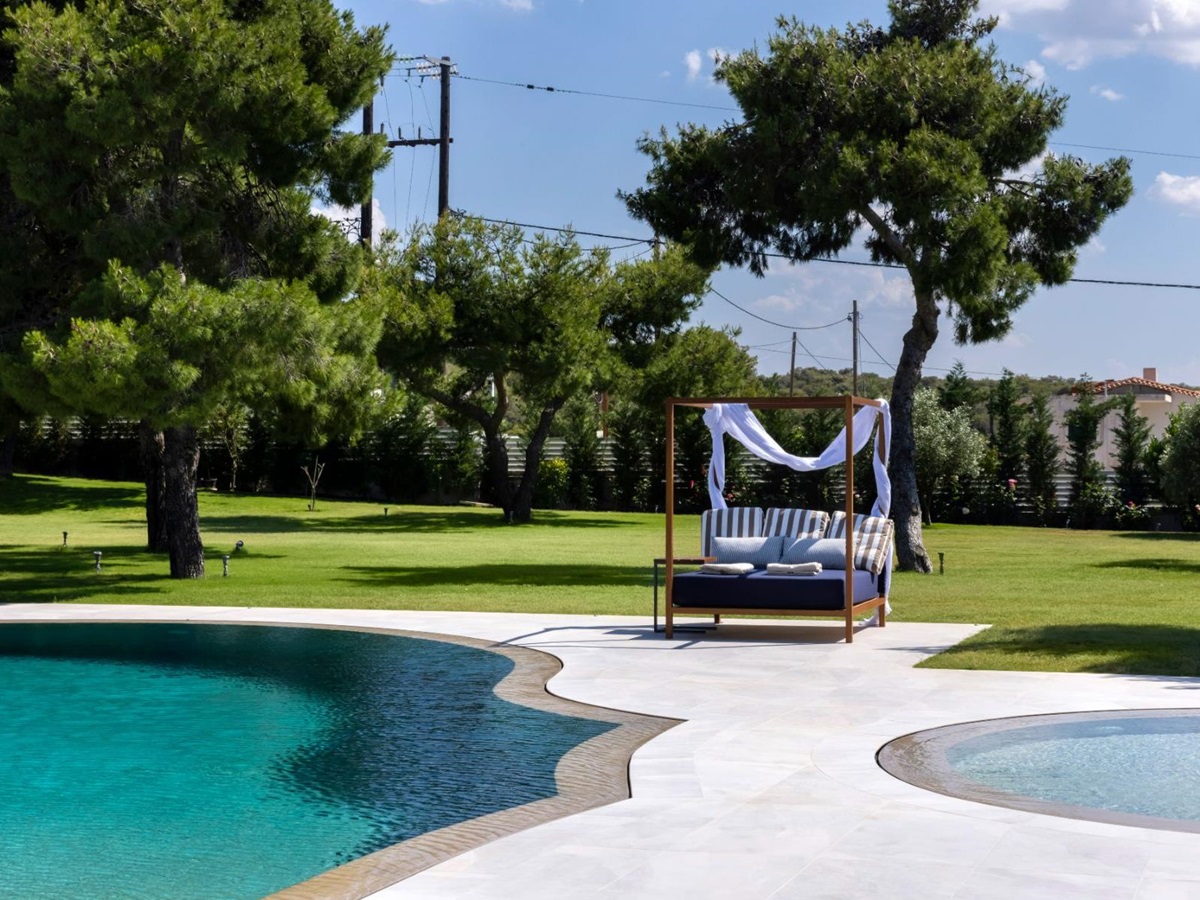 Pool and garden at Villa Elysian