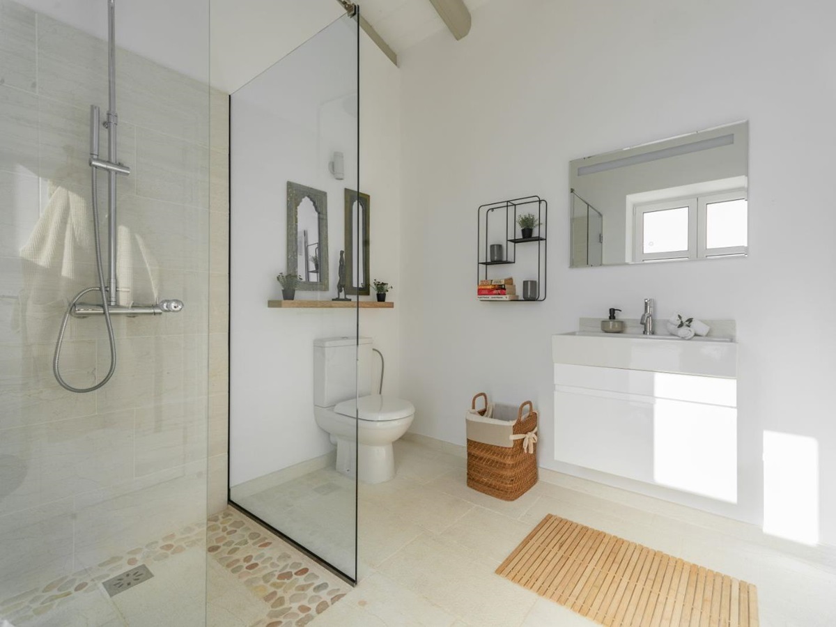 Bathroom 2 at Villa Eos in Corfu