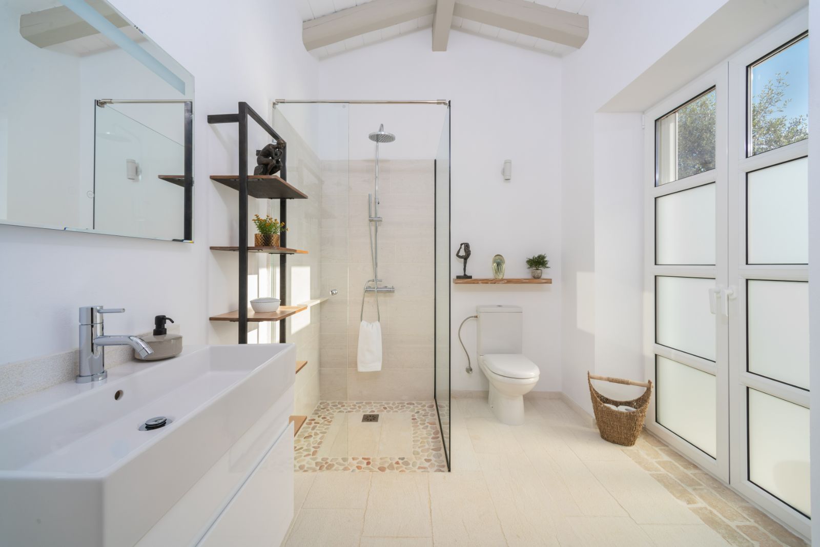 Bathroom 1 at Villa Gaia in Corfu