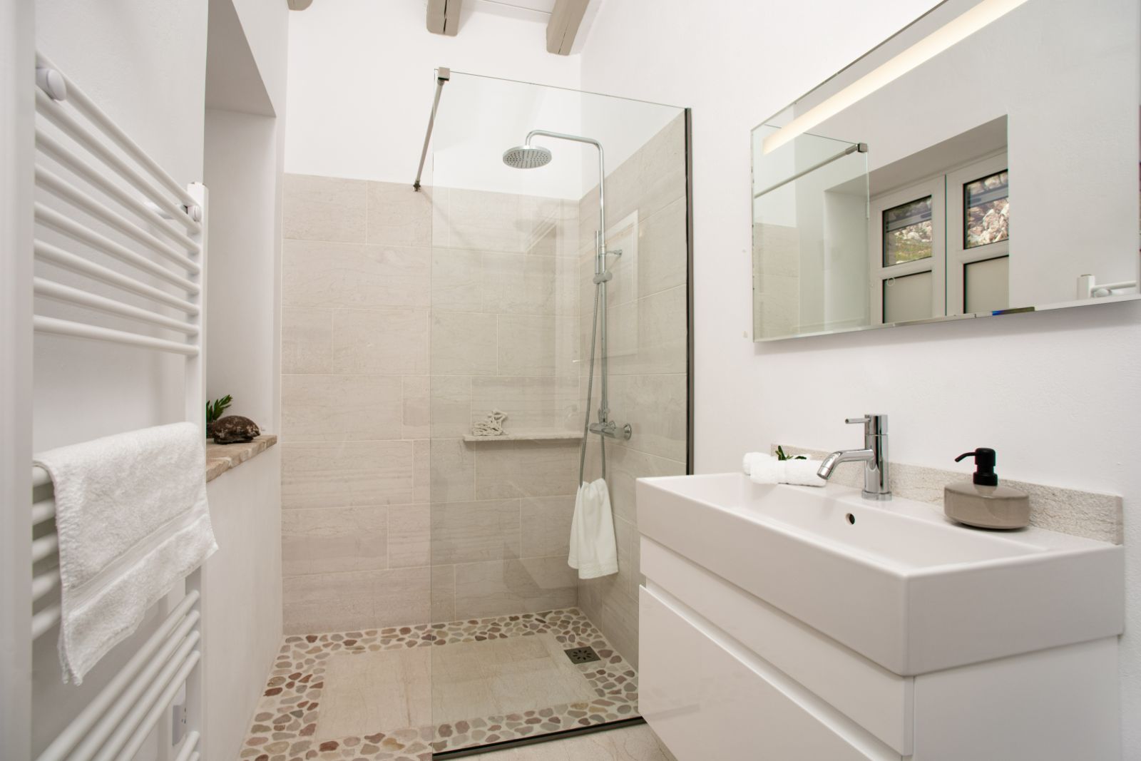 Bathroom 2 at Villa Gaia in Corfu