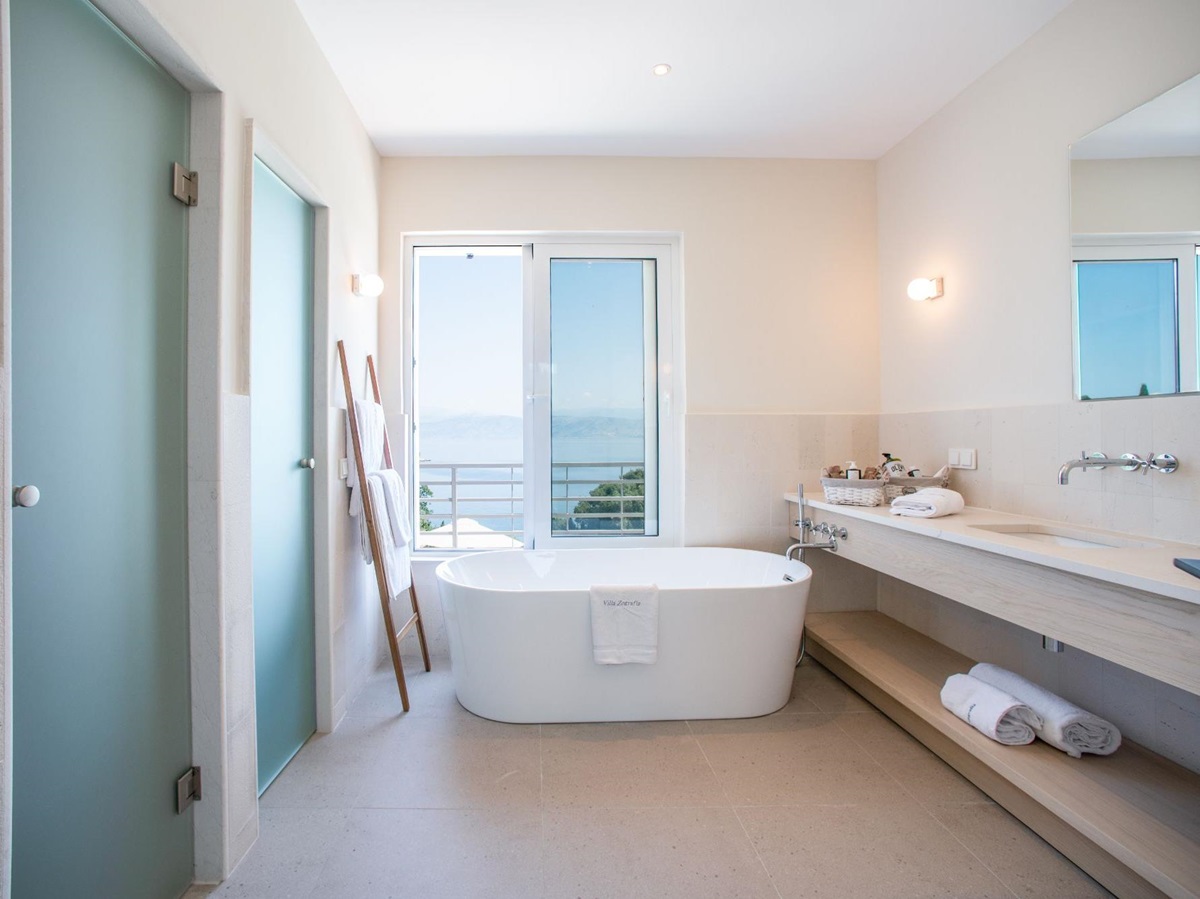 Bathroom with bathtub at Villa Ioulia