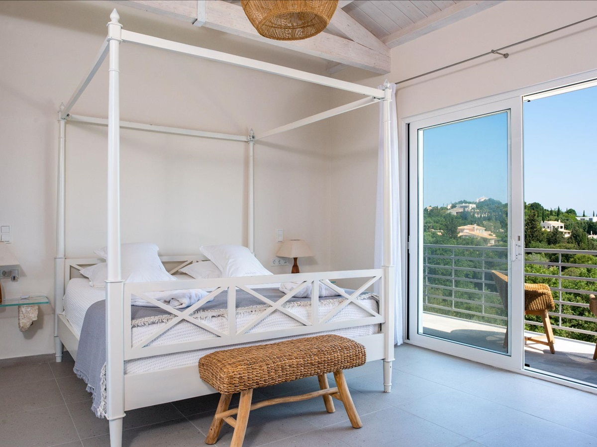 Bedroom with four poster bed at Villa Ioulia
