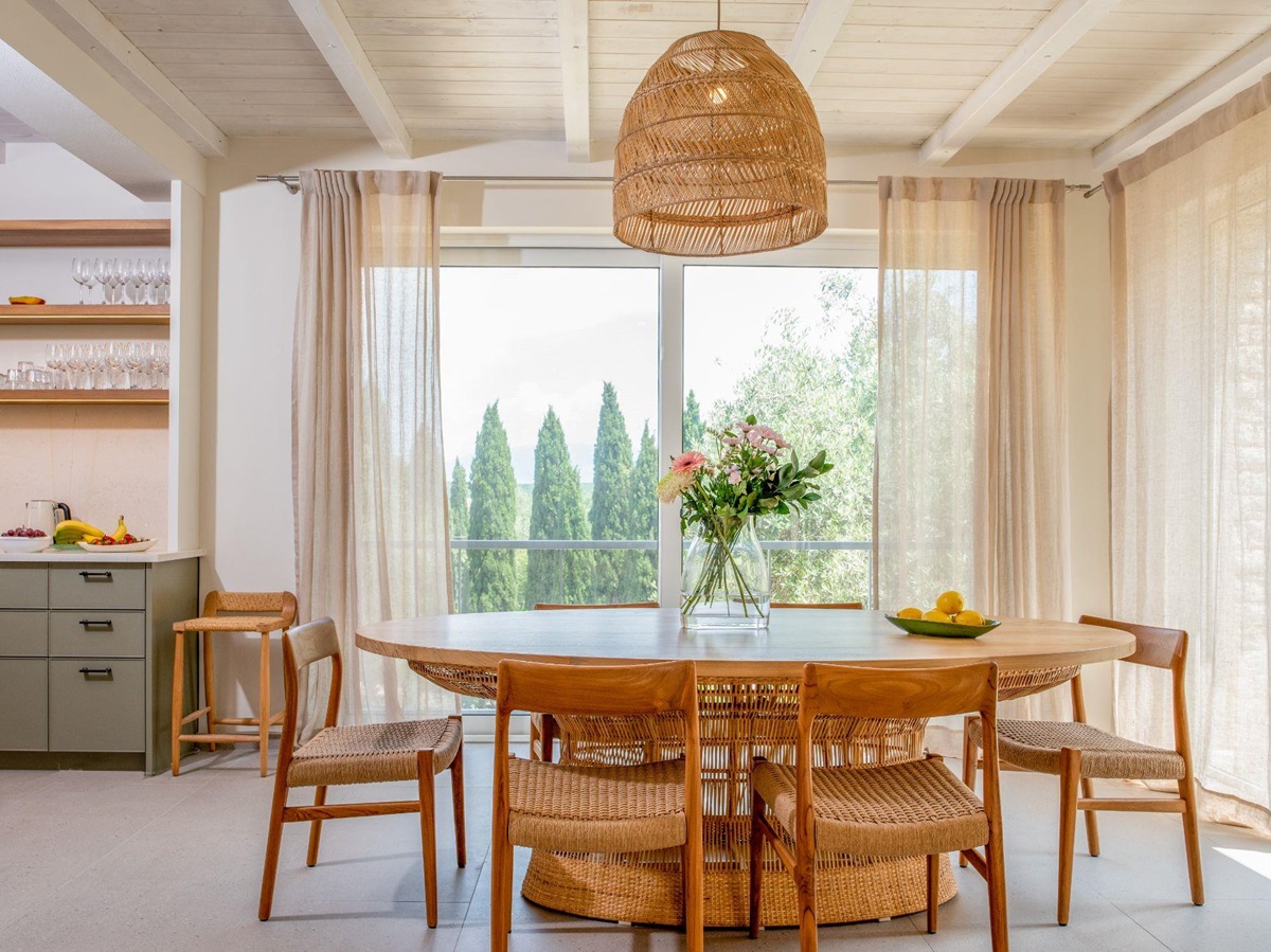 Dining room at Villa Ioulia