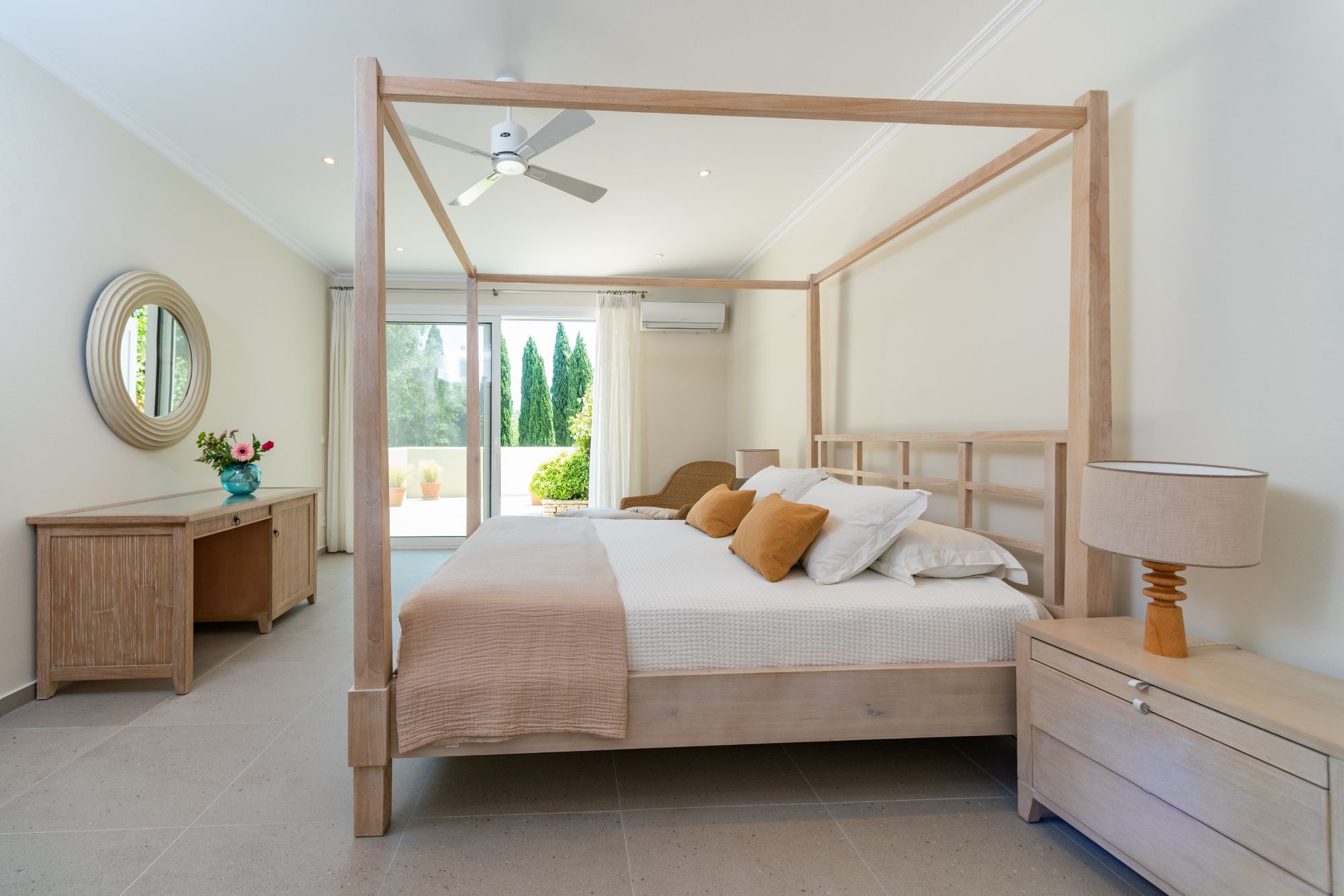 Bedroom with four poster bed at Villa Ioulia