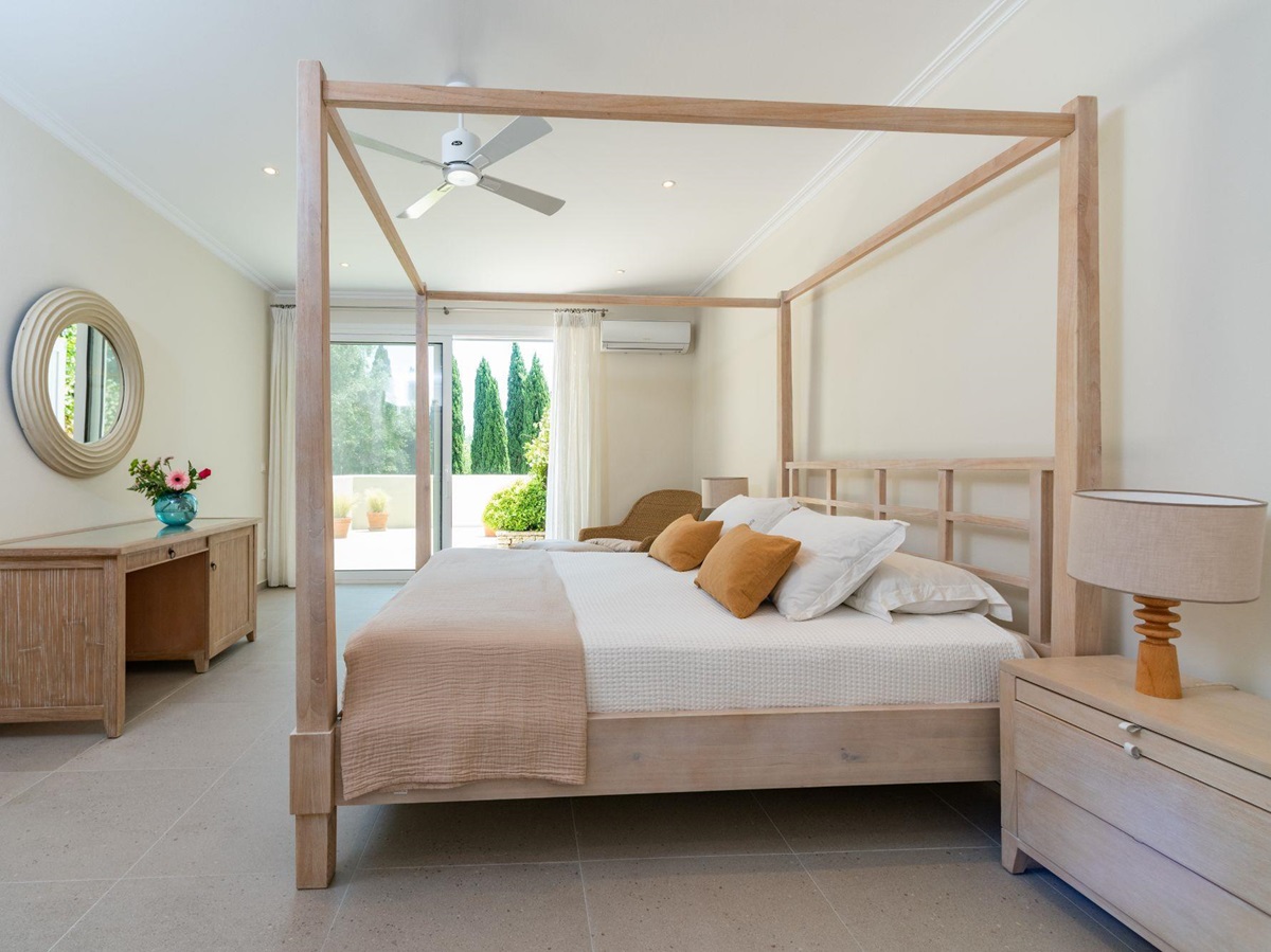 Bedroom with four poster bed at Villa Ioulia