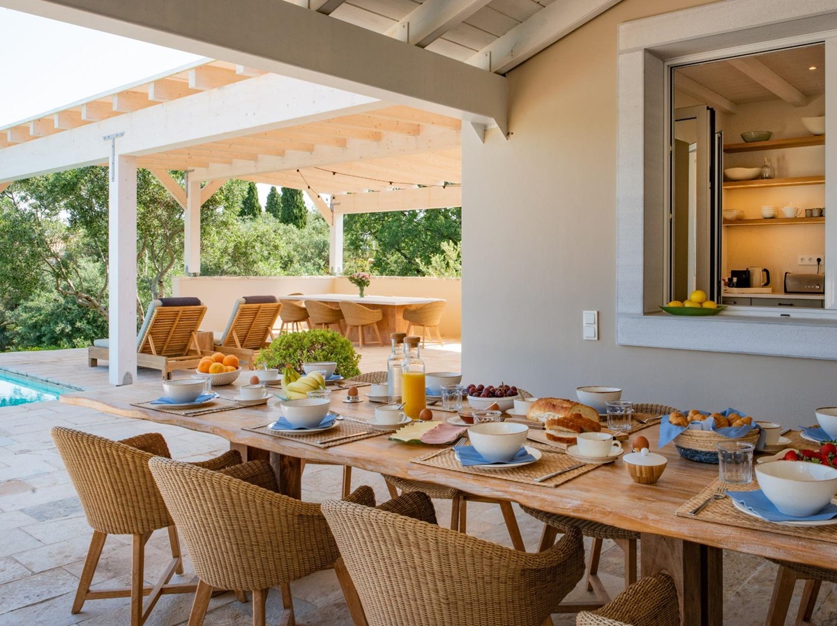 Outdoor dining at Villa Ioulia