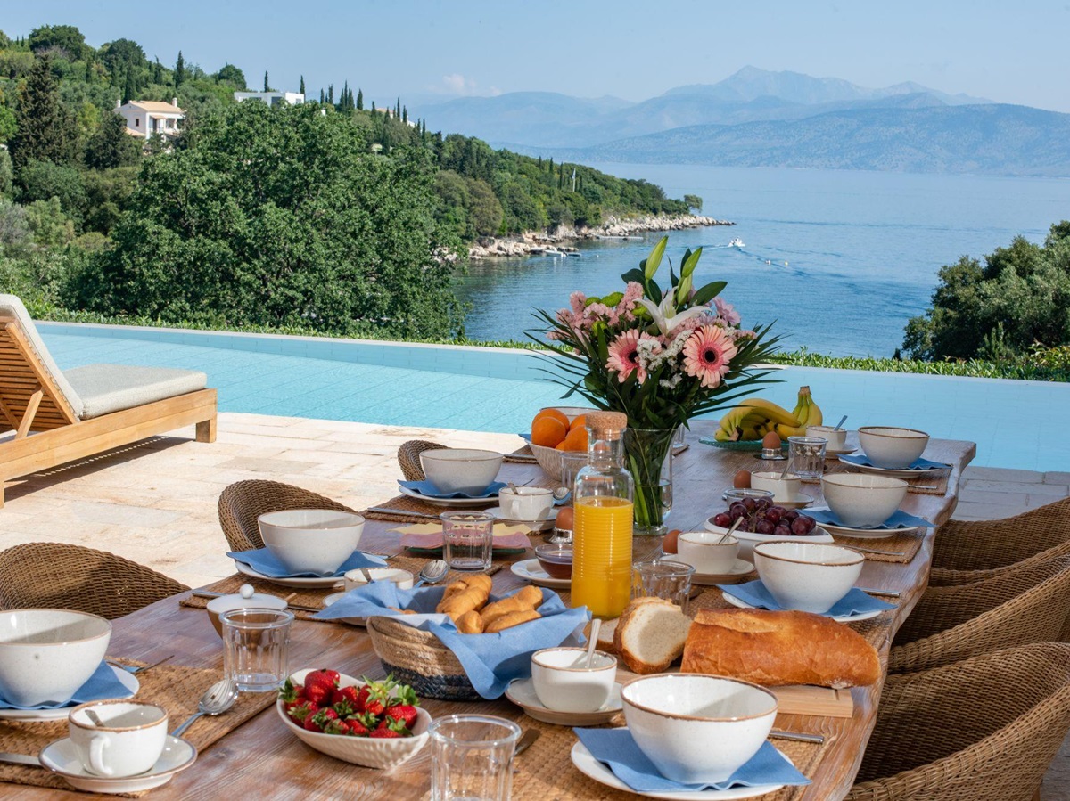 Outdoor dining at Villa Ioulia