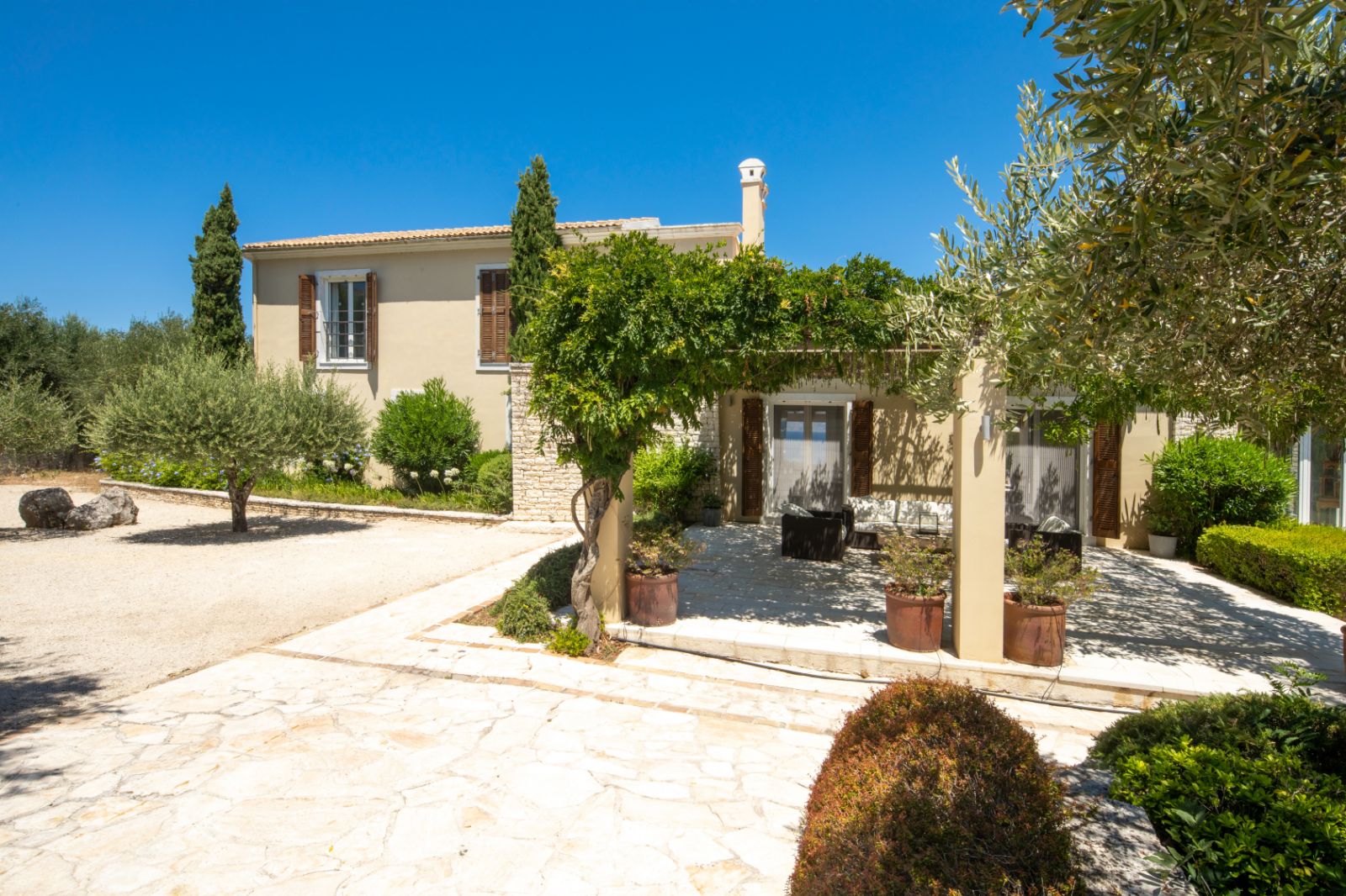 drive approach to villa