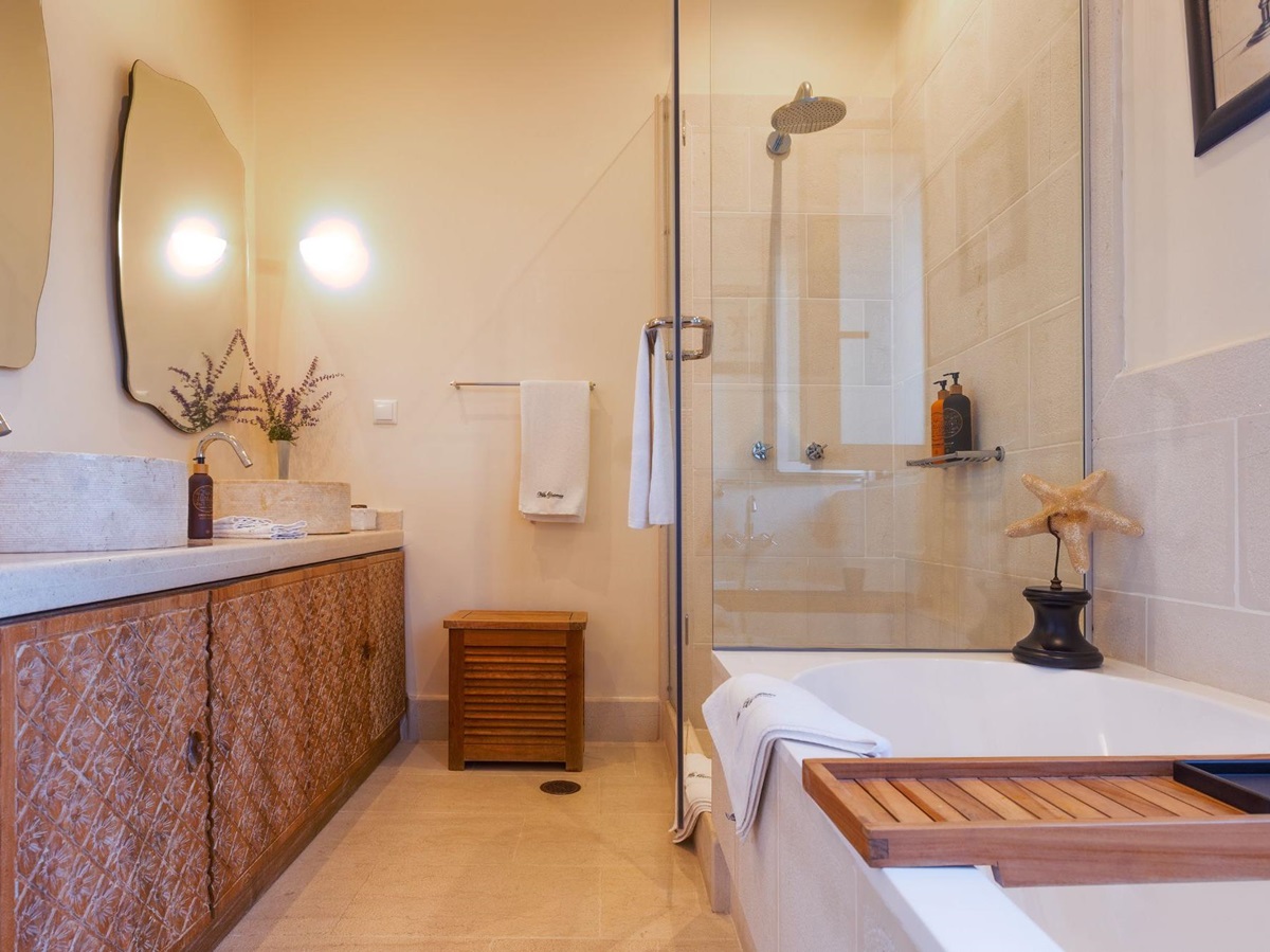 Bathroom with bathtub at Villa Jasmine In Corfu