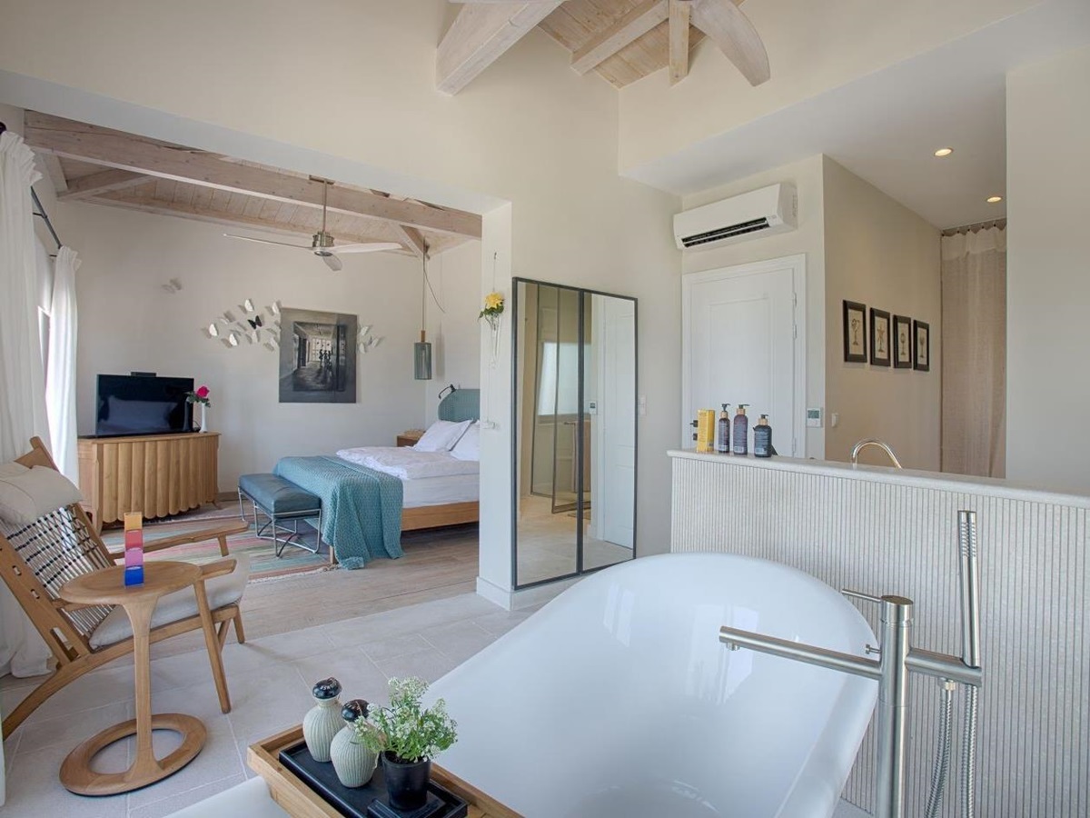 Master bedroom and bathroom at Villa Jasmine, Corfu