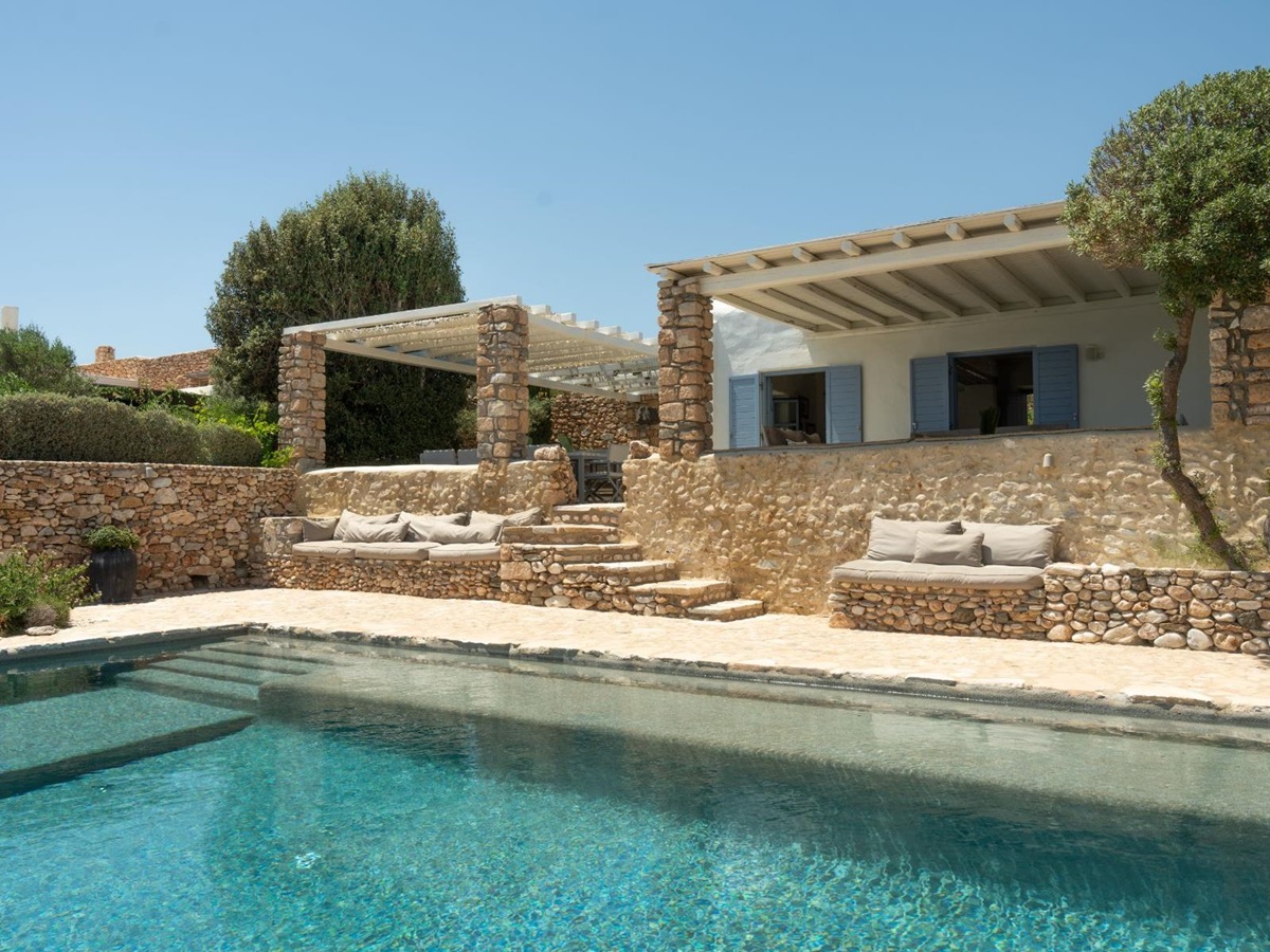 Pool with seating at Villa Kymata, Paros