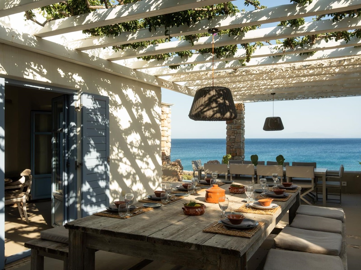 Terrace with dining table at Villa Kymata, Paros
