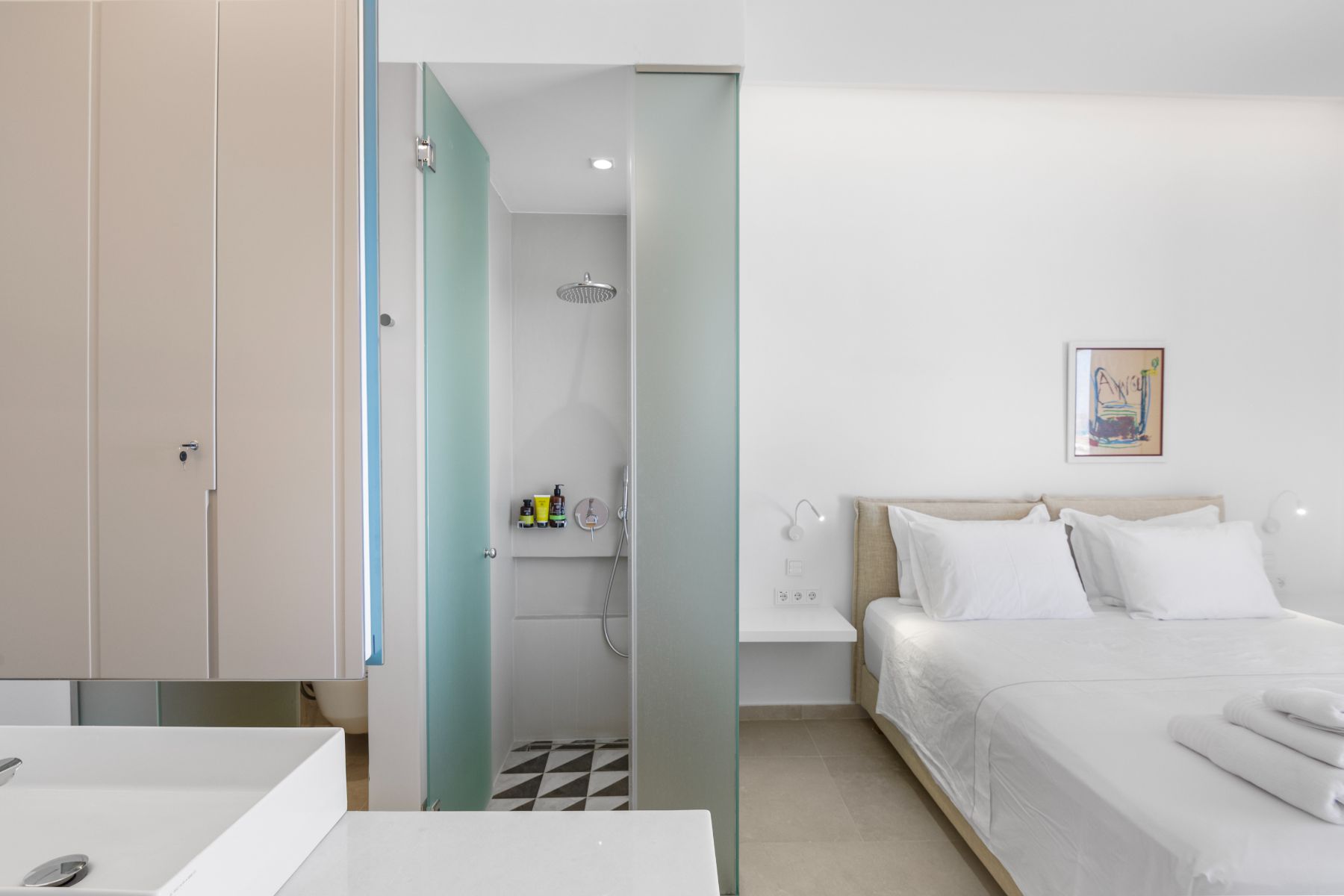 Bedroom and bathroom at Villa Lara, Paros