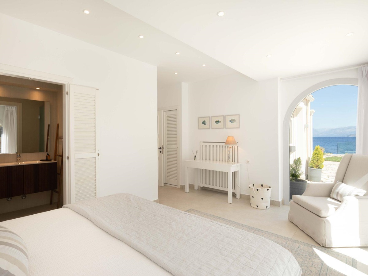 Double bedroom with sea view at Villa Laura