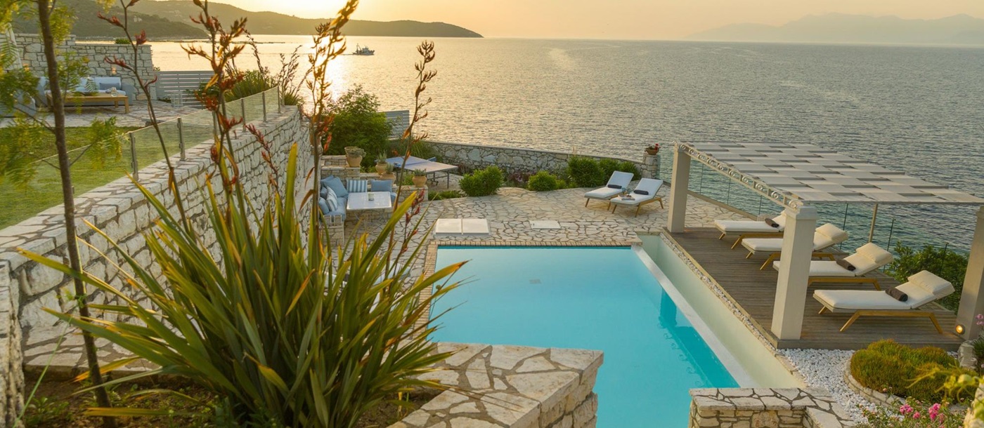 Pool and sun loungers with view of the sea at Villa Laura