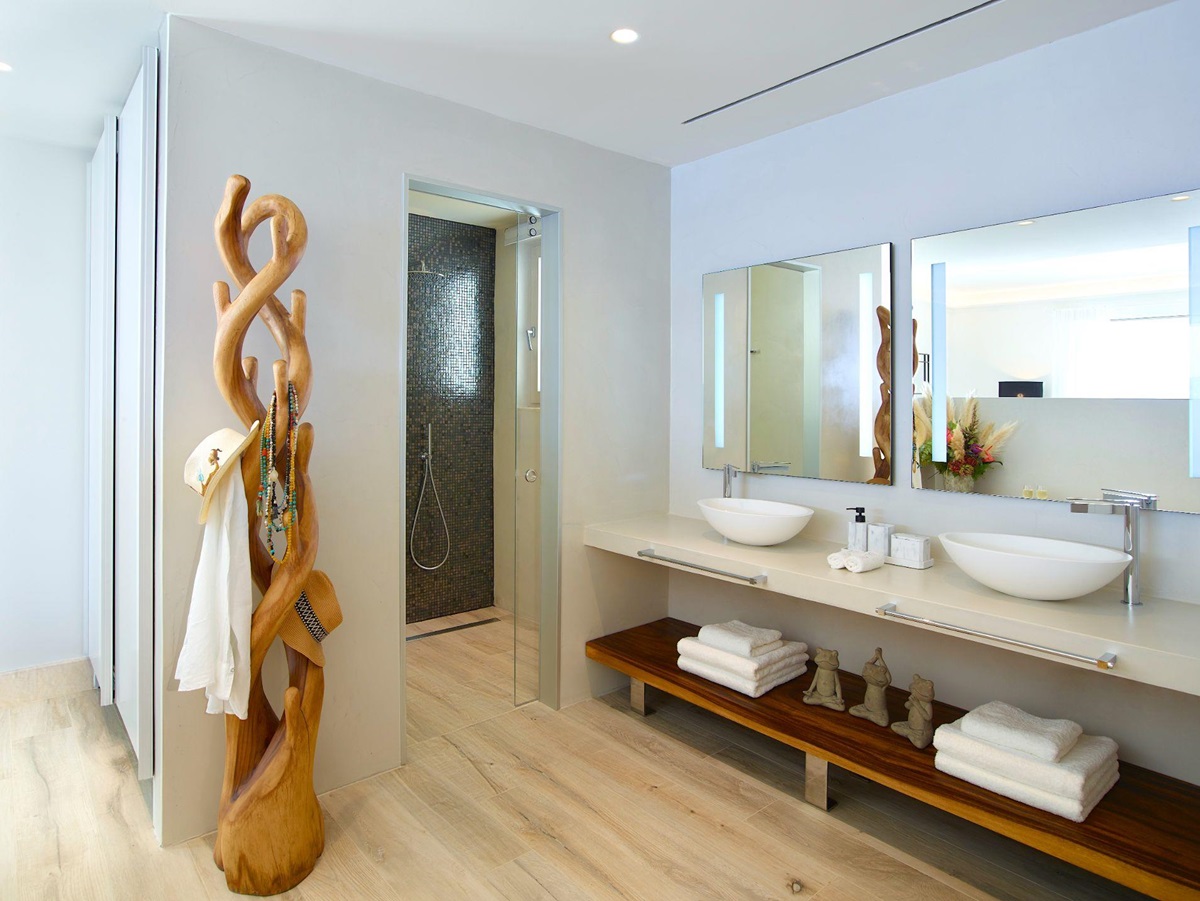 Bathroom with shower at Villa Leonidas