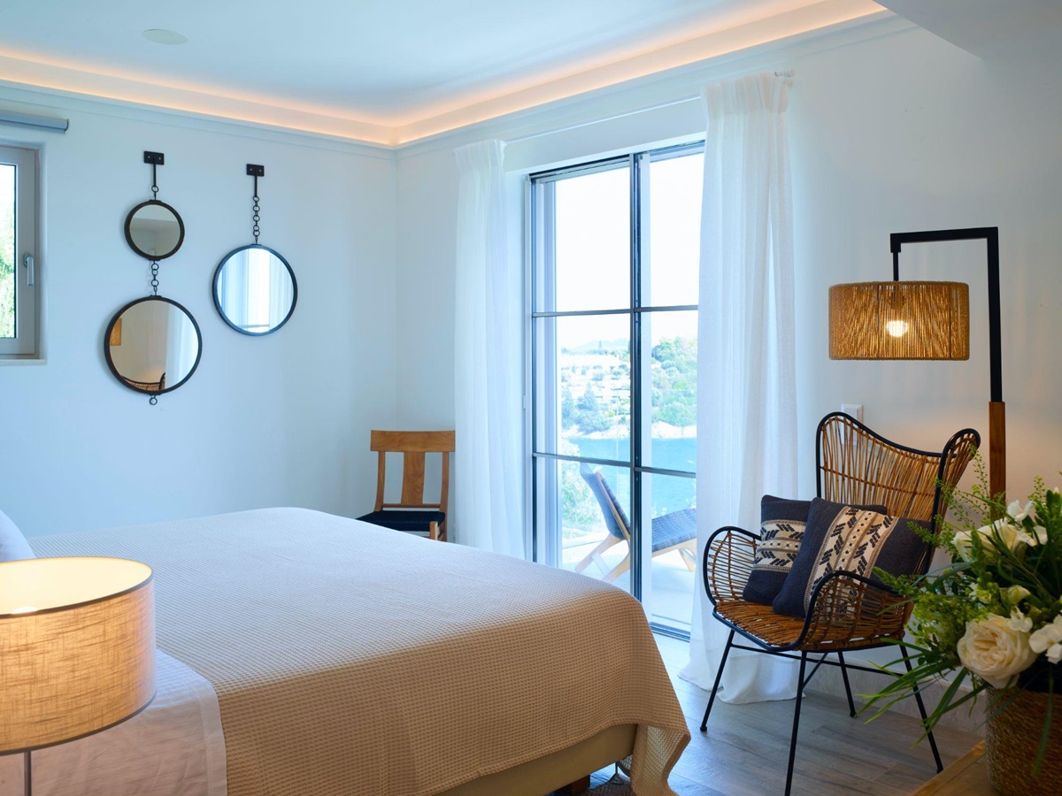 Double bedroom with balcony at Villa Leonidas
