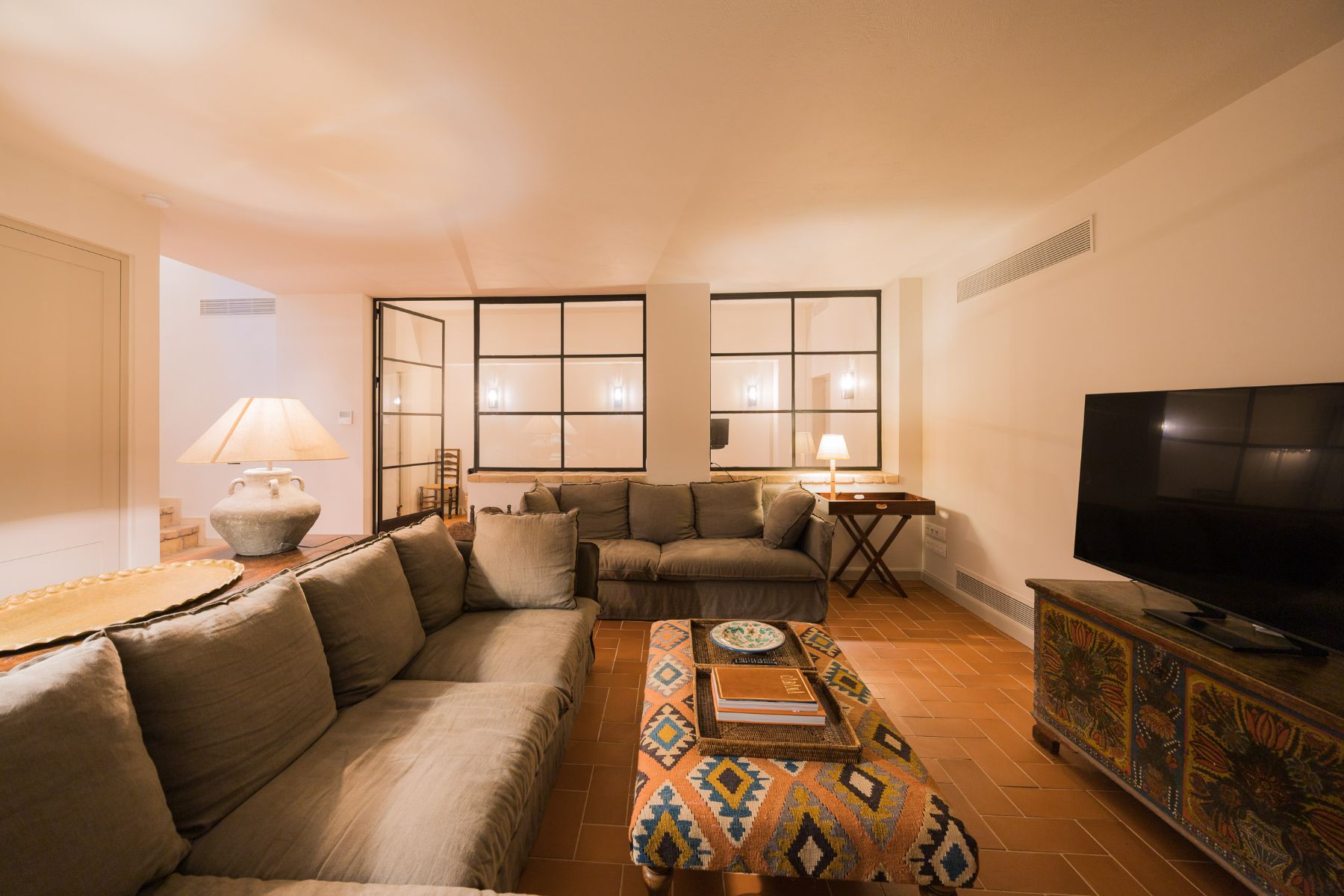 Living room with TV at Villa Mareas, Corfu