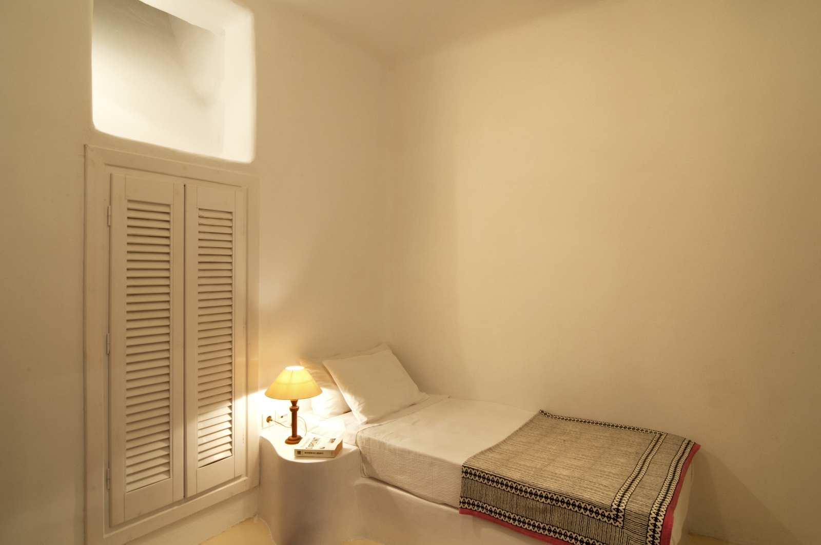 Bedroom with single bed, bedside table, lamp and cabinet at Villa Mari on Mykonos, Greece