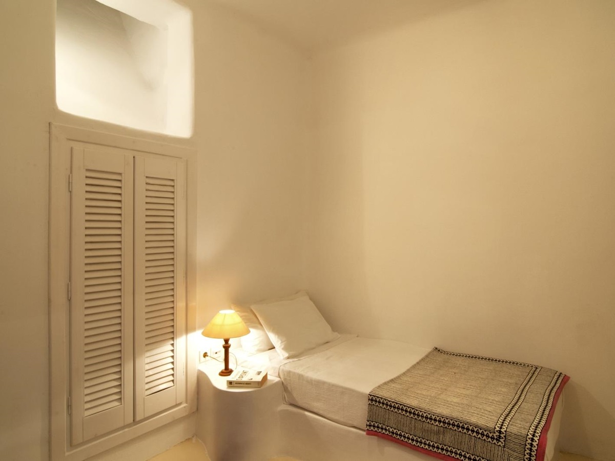 Bedroom with single bed, bedside table, lamp and cabinet at Villa Mari on Mykonos, Greece