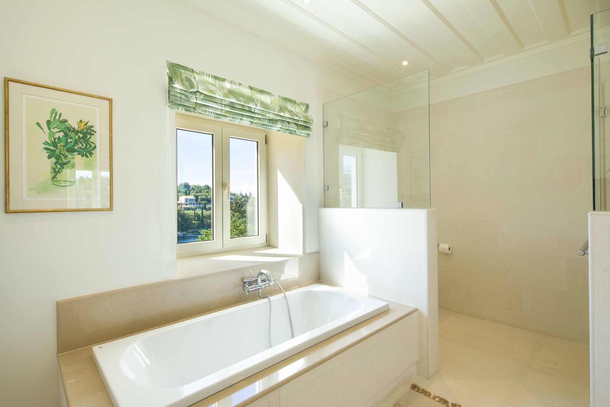 Bathroom with bathtub at Villa Ophelia 