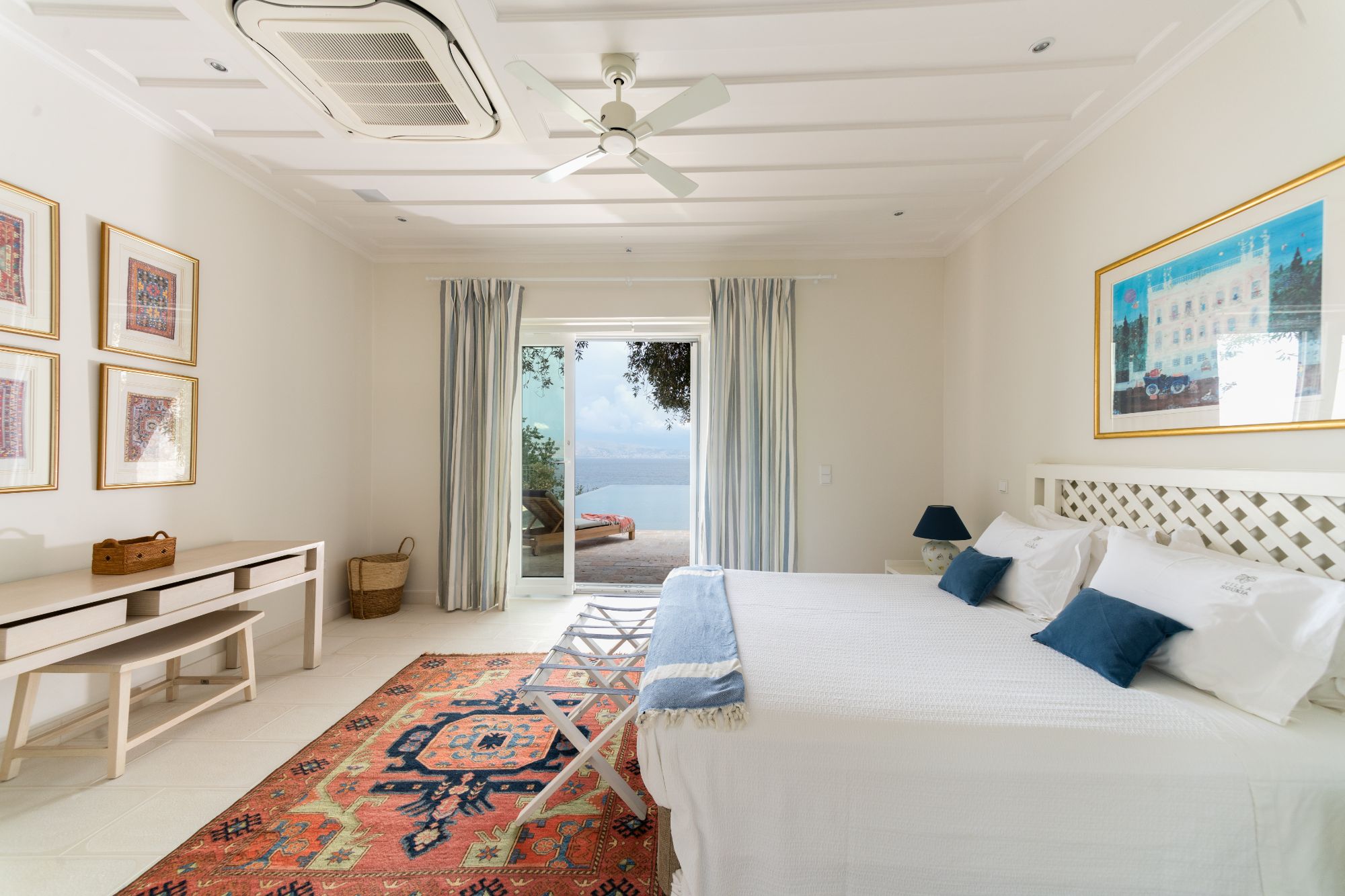 Double bedroom with sea view at Villa Ophelia