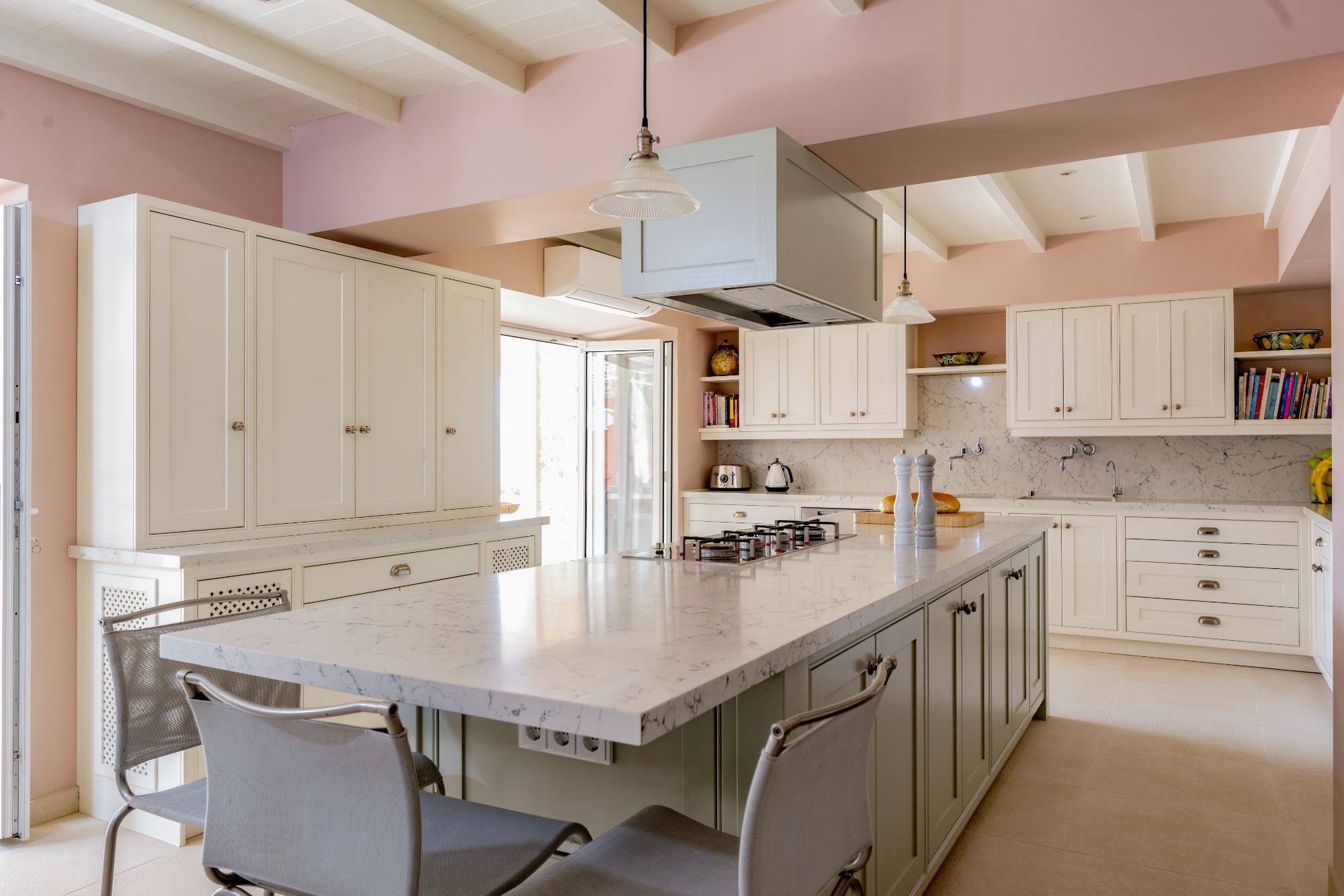 Kitchen and dining area at Villa Ophelia
