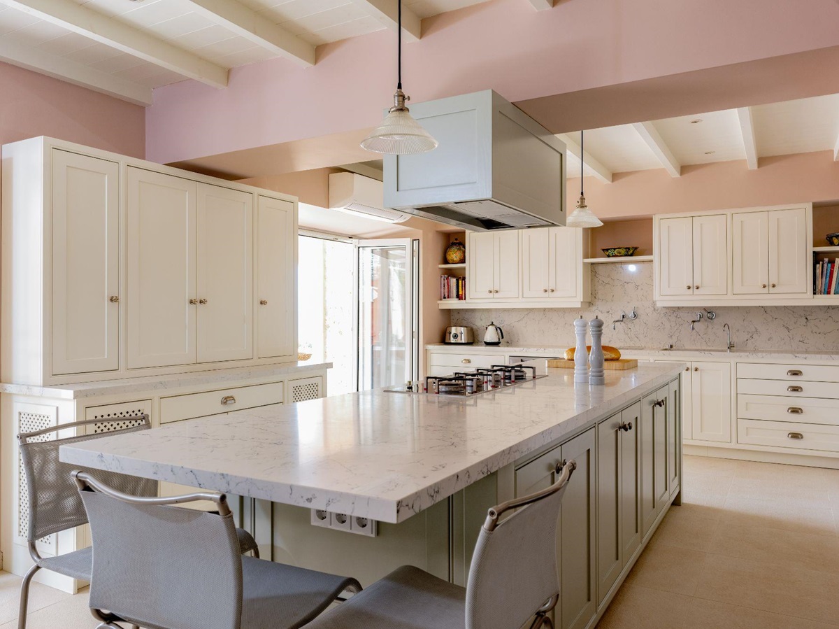 Kitchen and dining area at Villa Ophelia