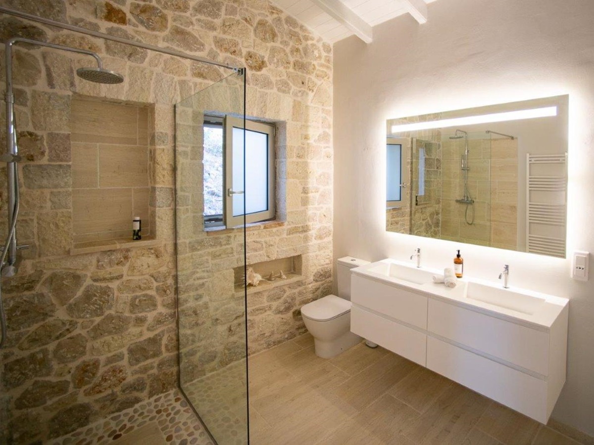 Bathroom 1 at Villa Pilos in Corfu