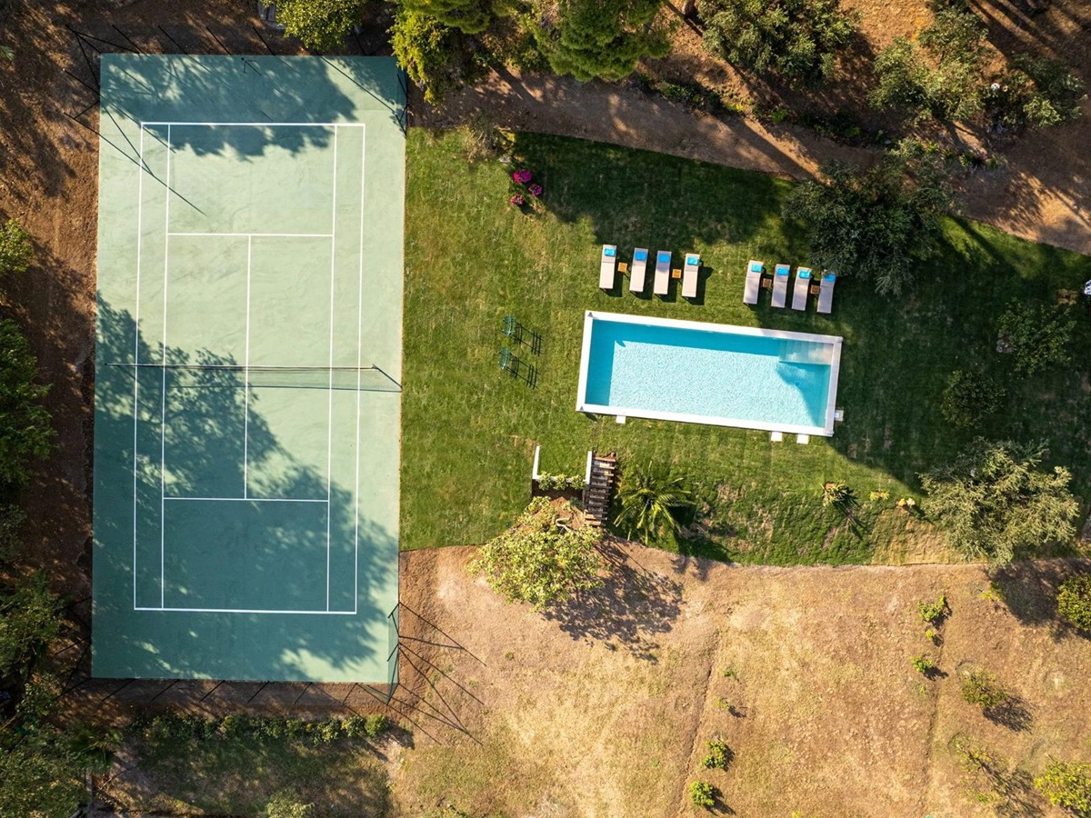 Tennis court and pool at Villa Posillipo