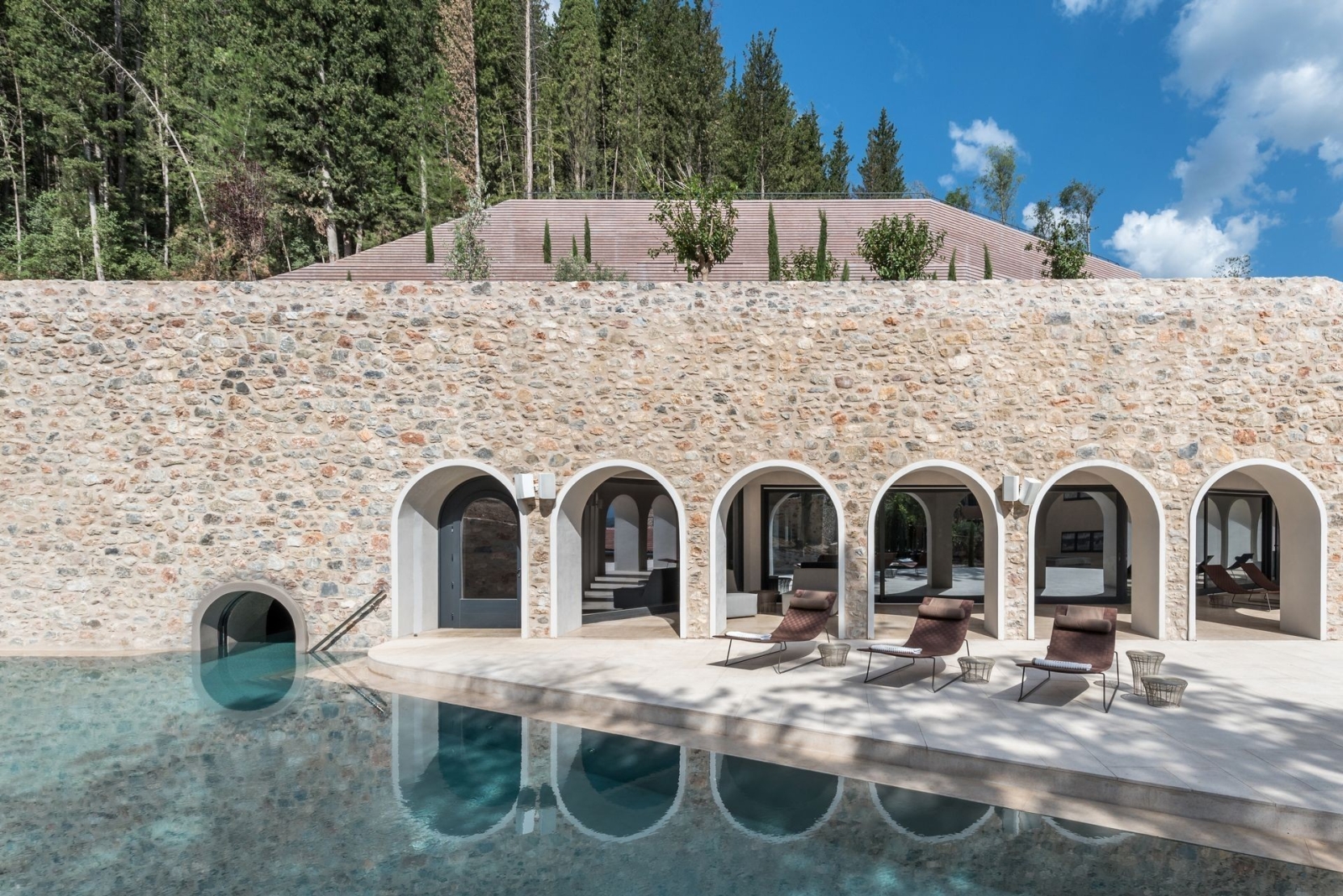 Pool view of the Euphoria Retreat hotel in Mystras in Greece