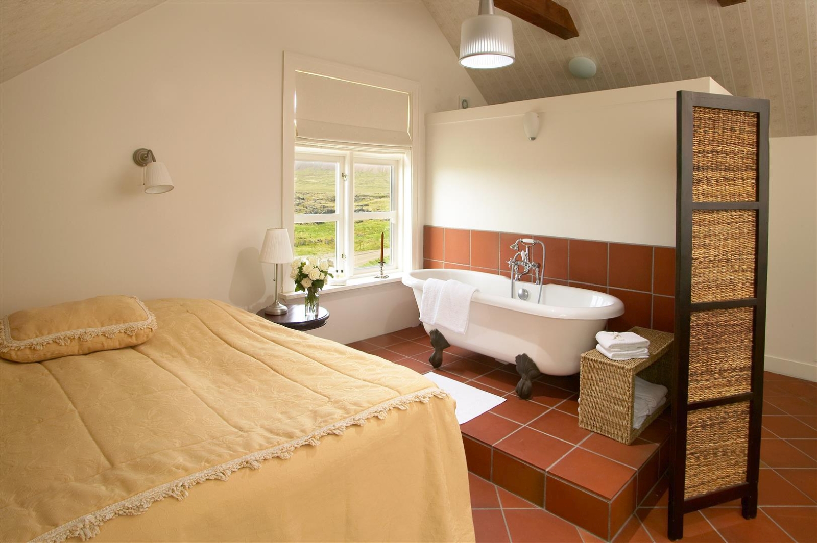 Room with bath tub at Hotel Budir