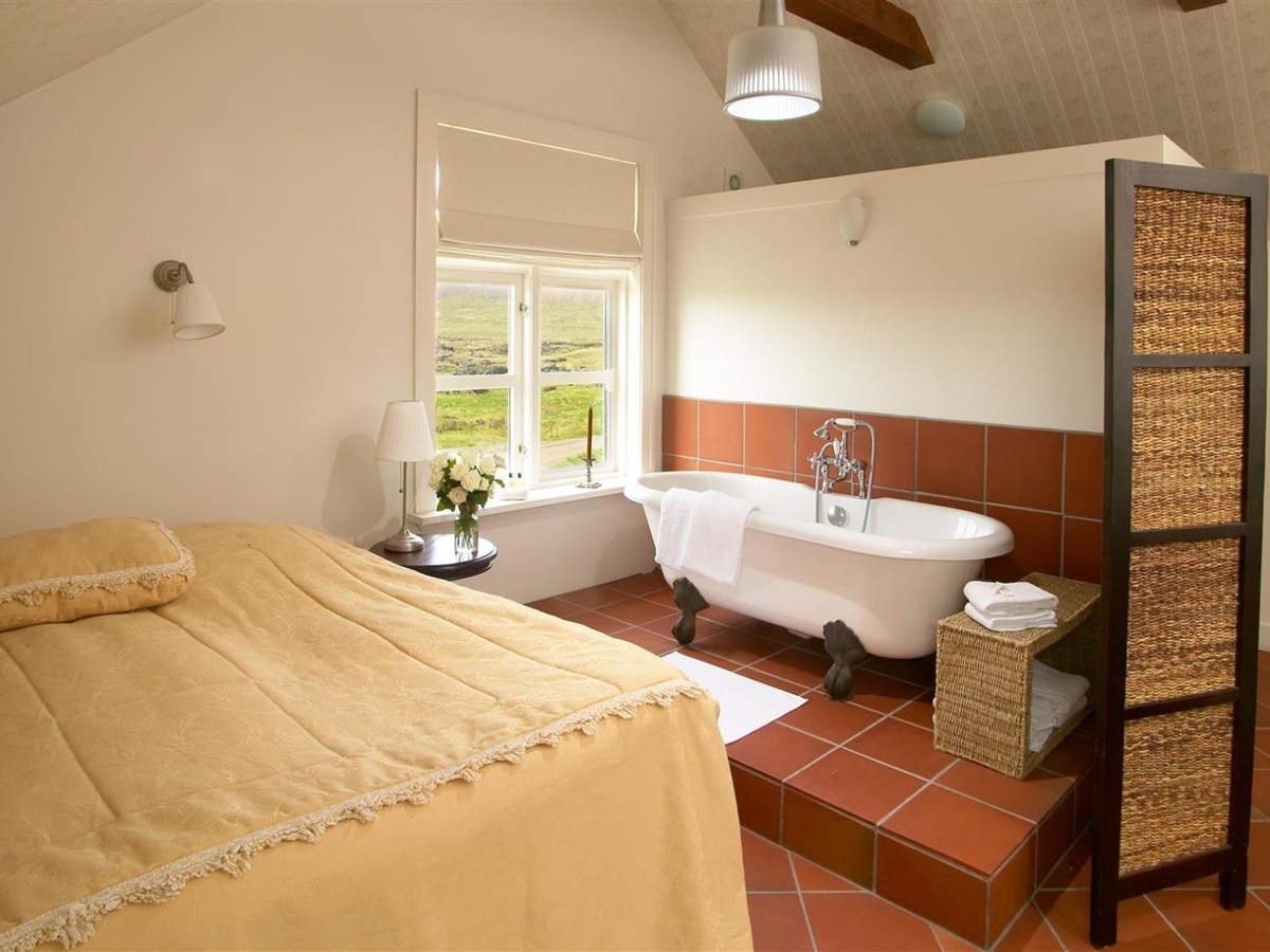 Room with bath tub at Hotel Budir