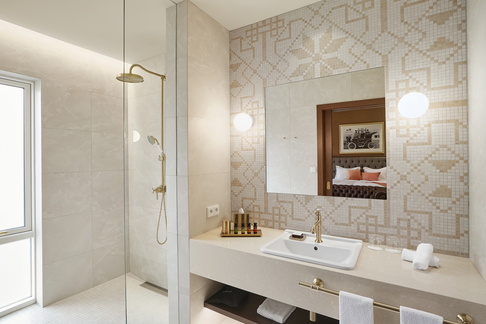 King deluxe bathroom at Konsulat