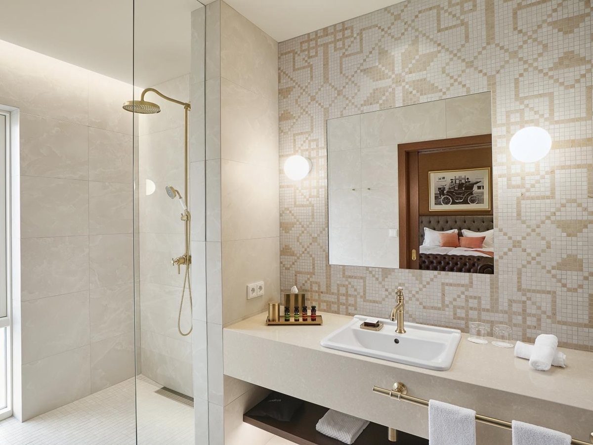 King deluxe bathroom at Konsulat
