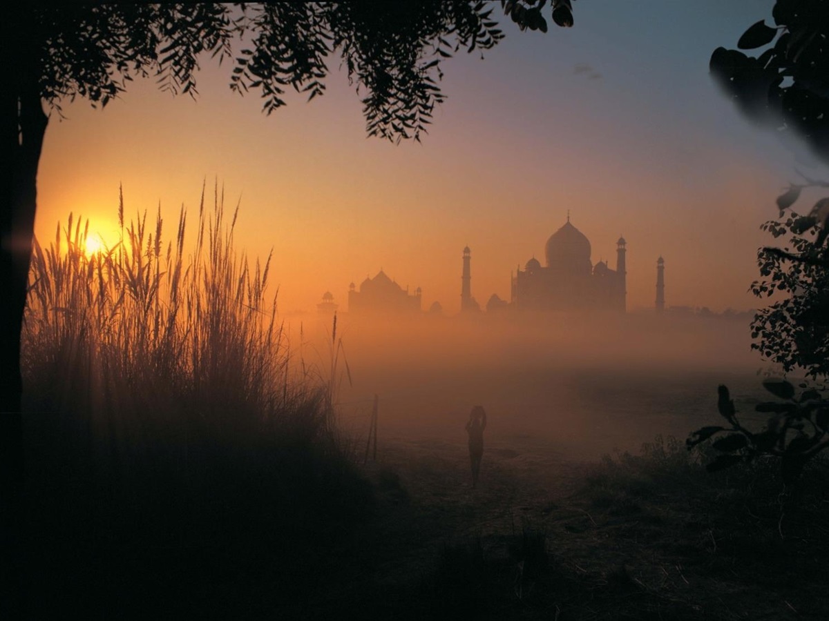 Sunrise view of the Taj Mahal from the Oberoi Amarvilas