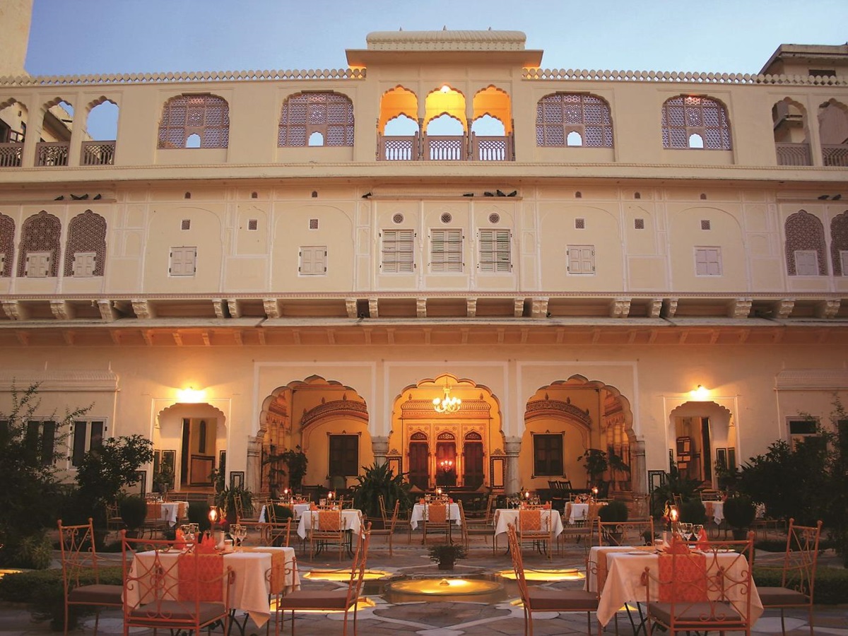 The courtyard at Samode Haveli hotel in Jaipur at dusk