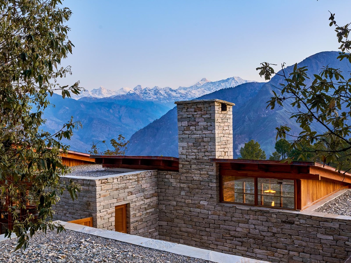Exterior view with mountains at Shakti Prana in Uttarakhand