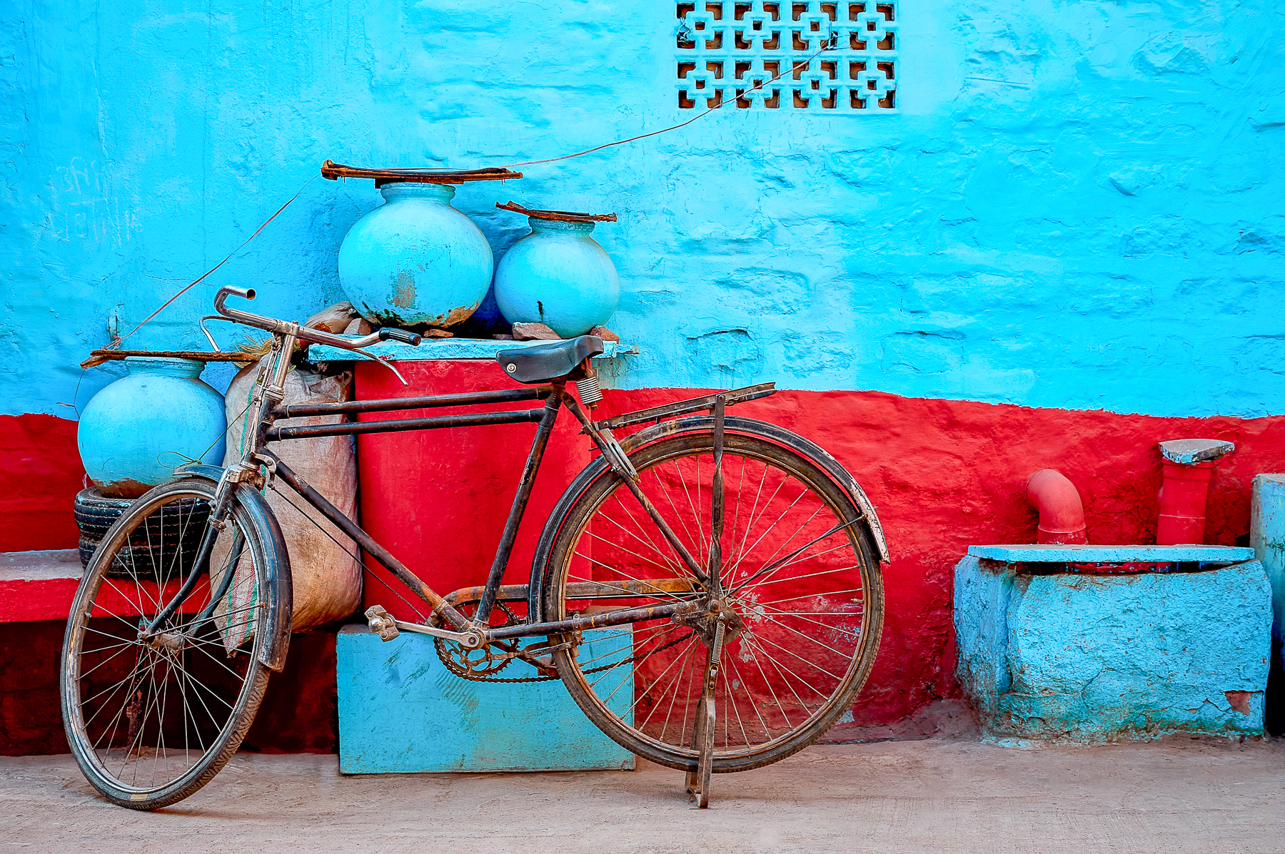 A bike against a wall in Jodhpur