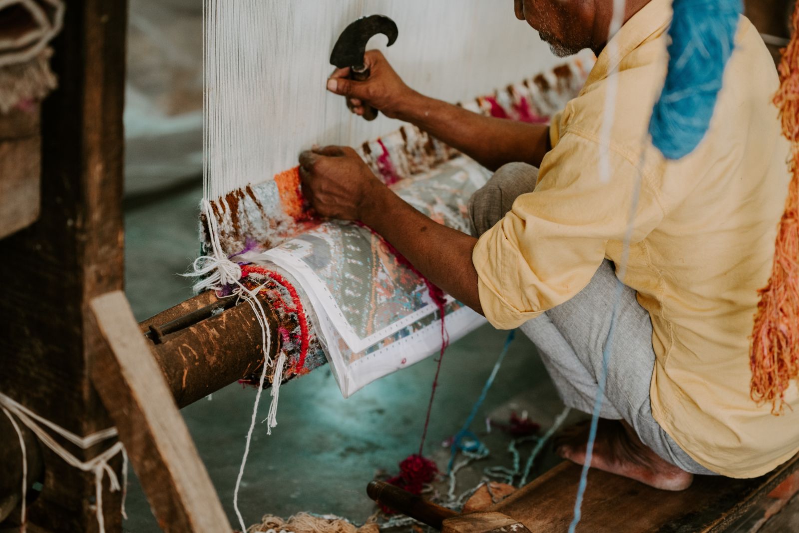 Man rug weaving in Jaipur, Rajasthan