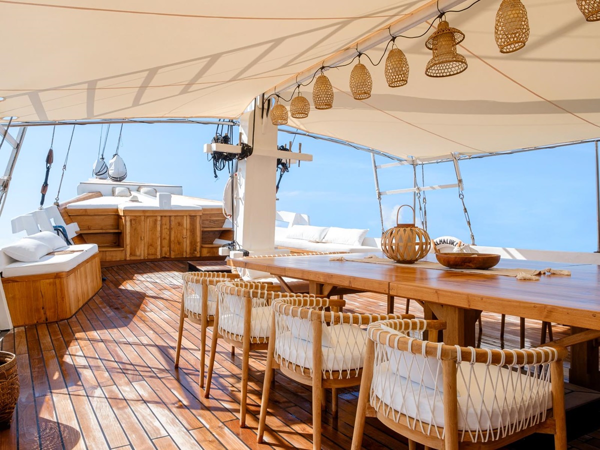 Alfresco dining onboard the luxury phinisi Aliikai in Indonesia