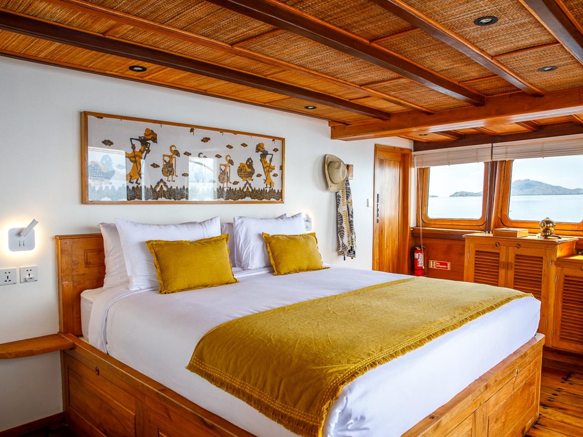 Main cabin onboard the luxury phinisi Aliikai in Indonesia